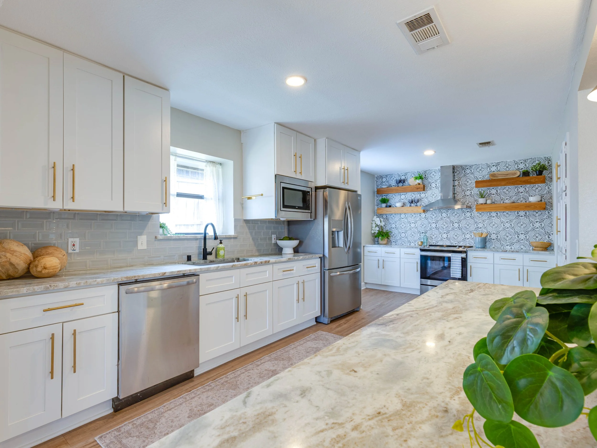 023 Kitchen - 6705 Parkwood.jpg