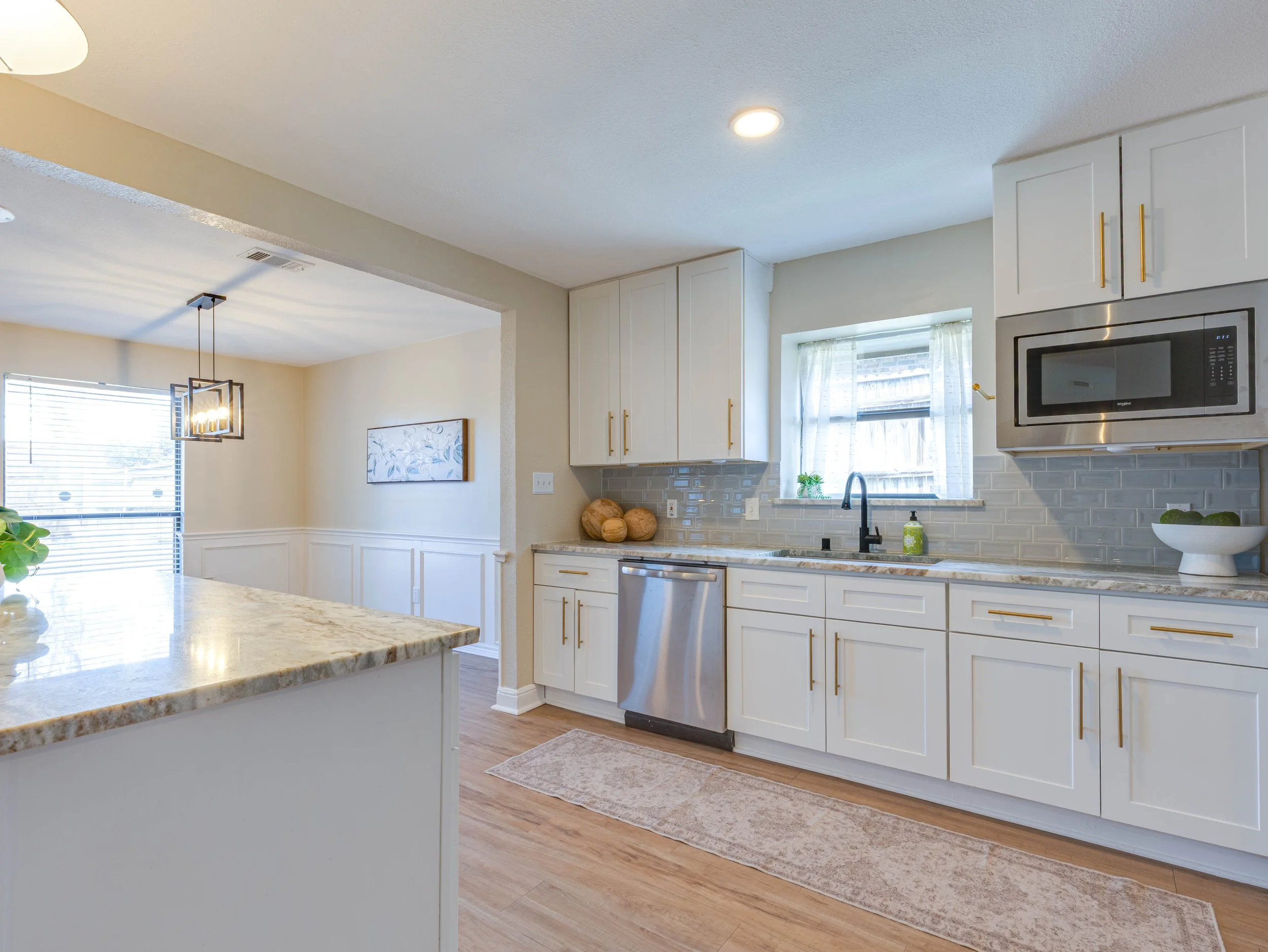 024 Kitchen - 6705 Parkwood.jpg