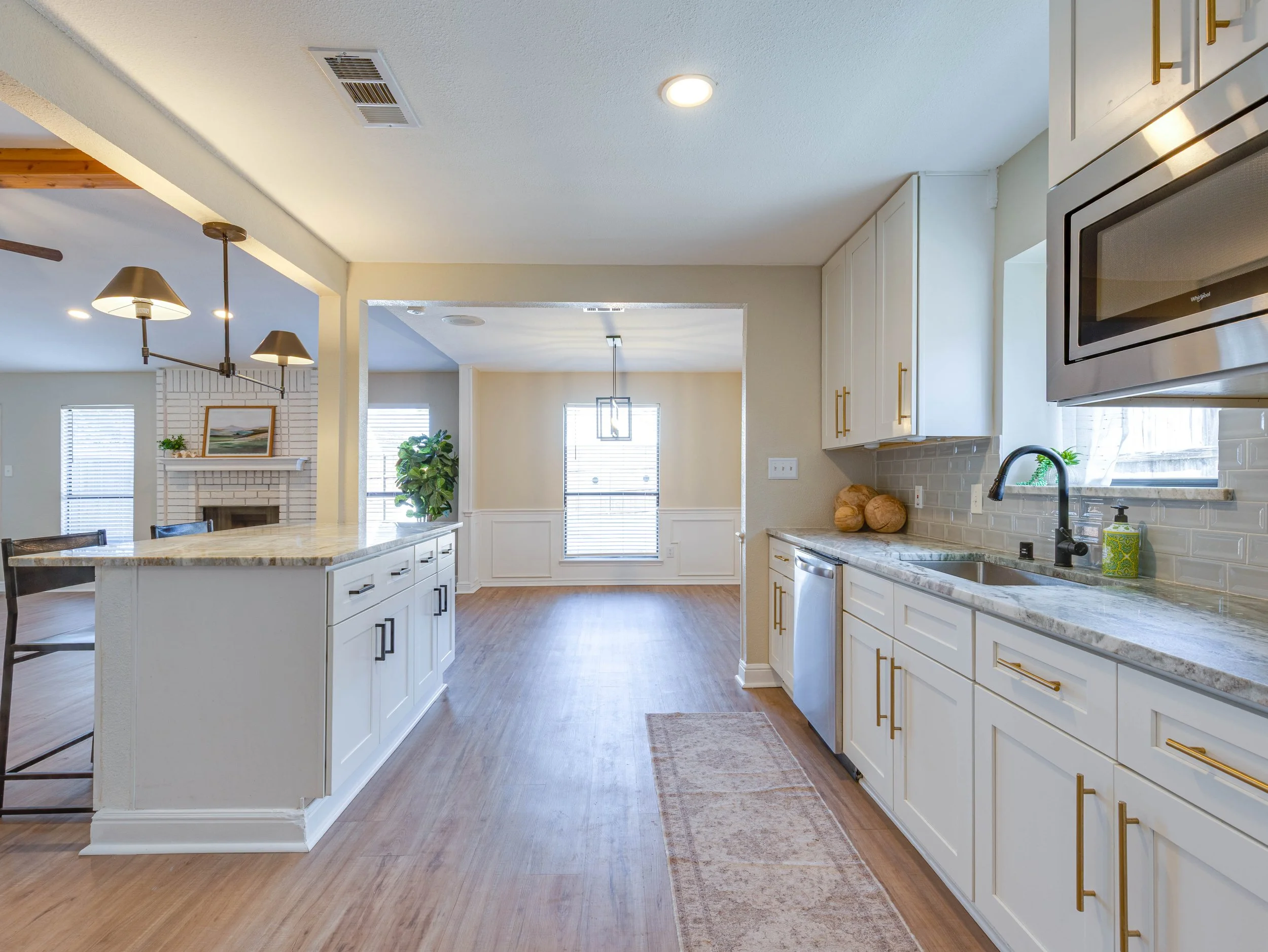 025 Kitchen - 6705 Parkwood.jpg