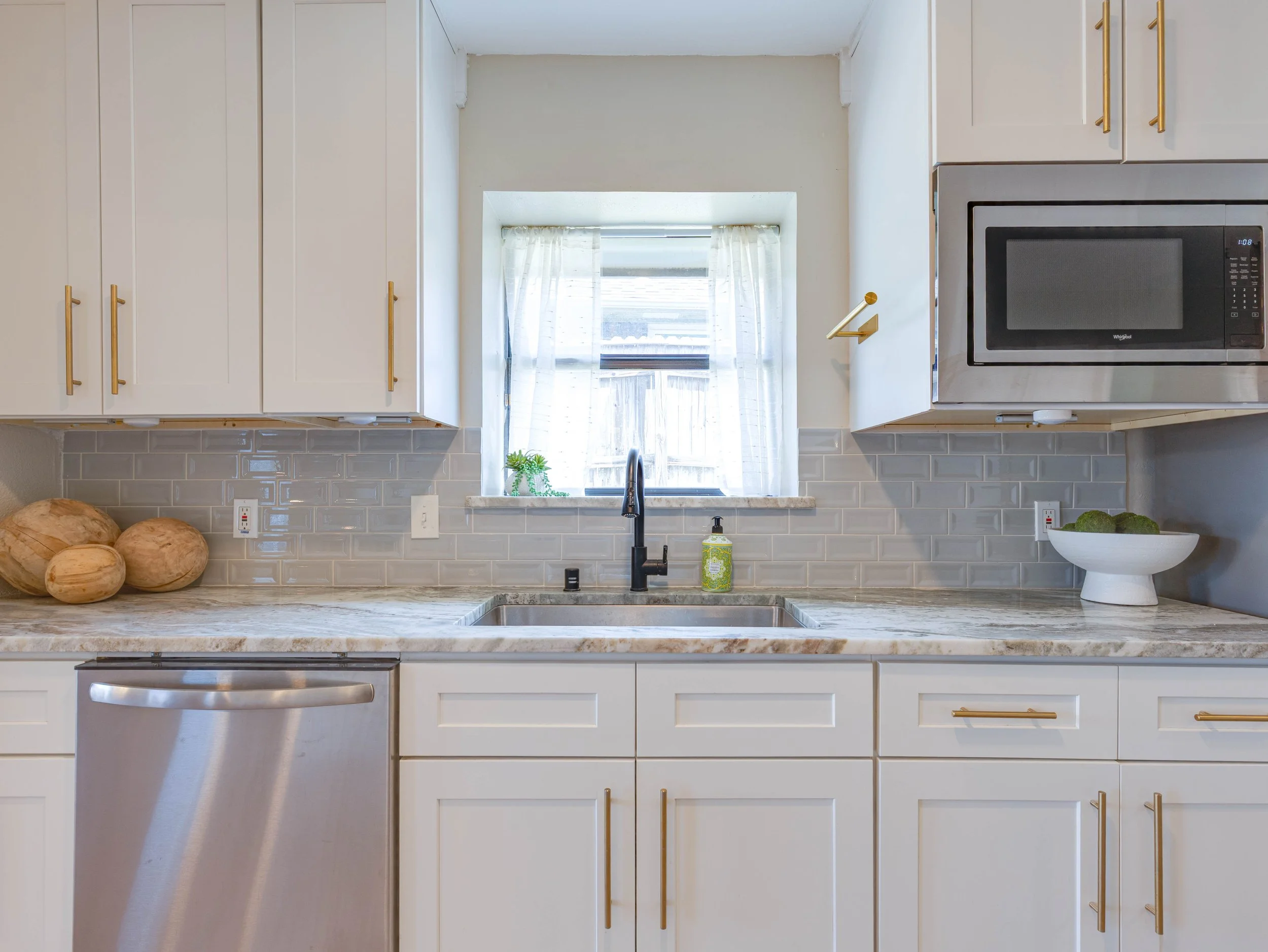 027 Kitchen - 6705 Parkwood.jpg