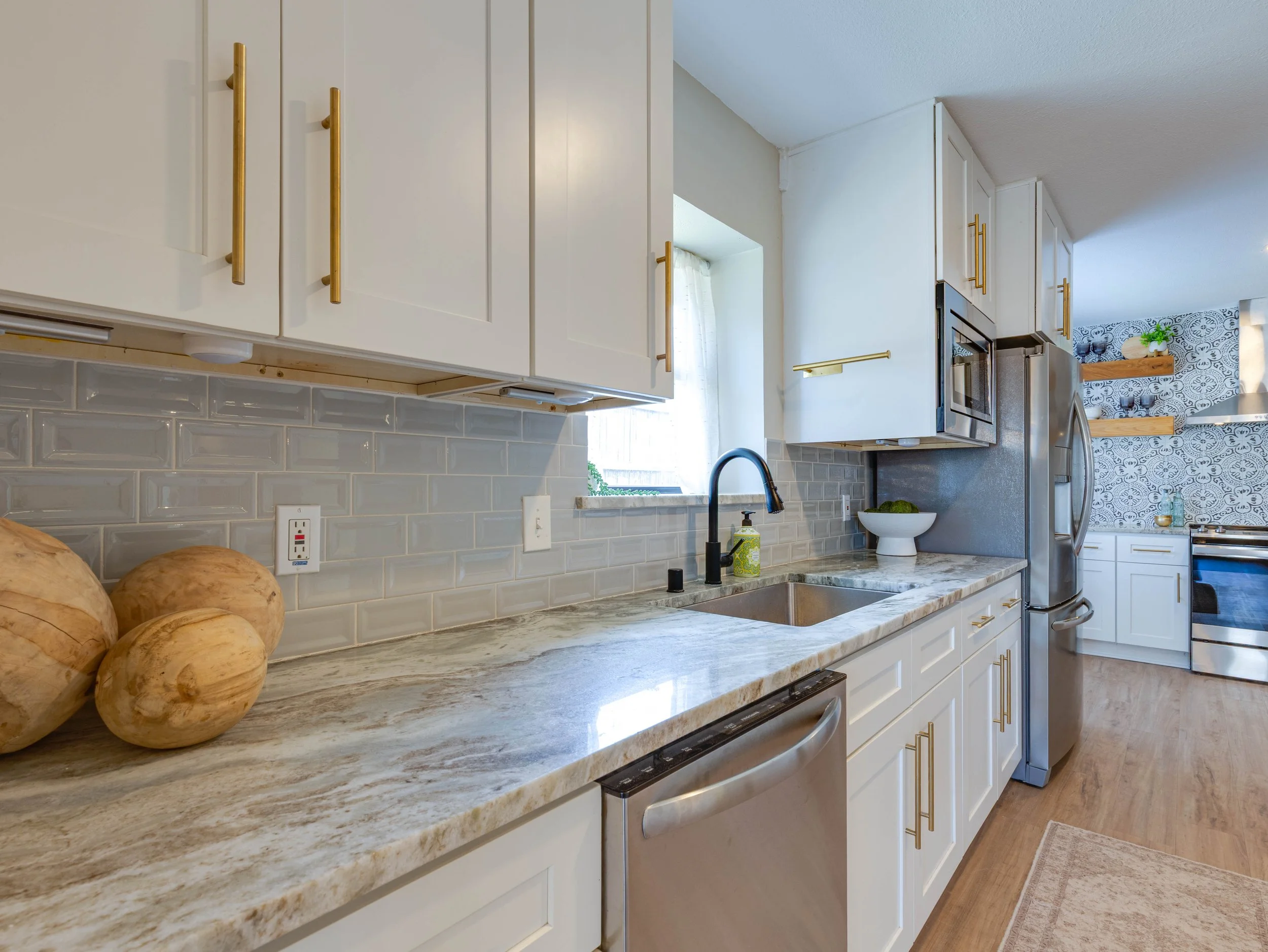 028 Kitchen - 6705 Parkwood.jpg