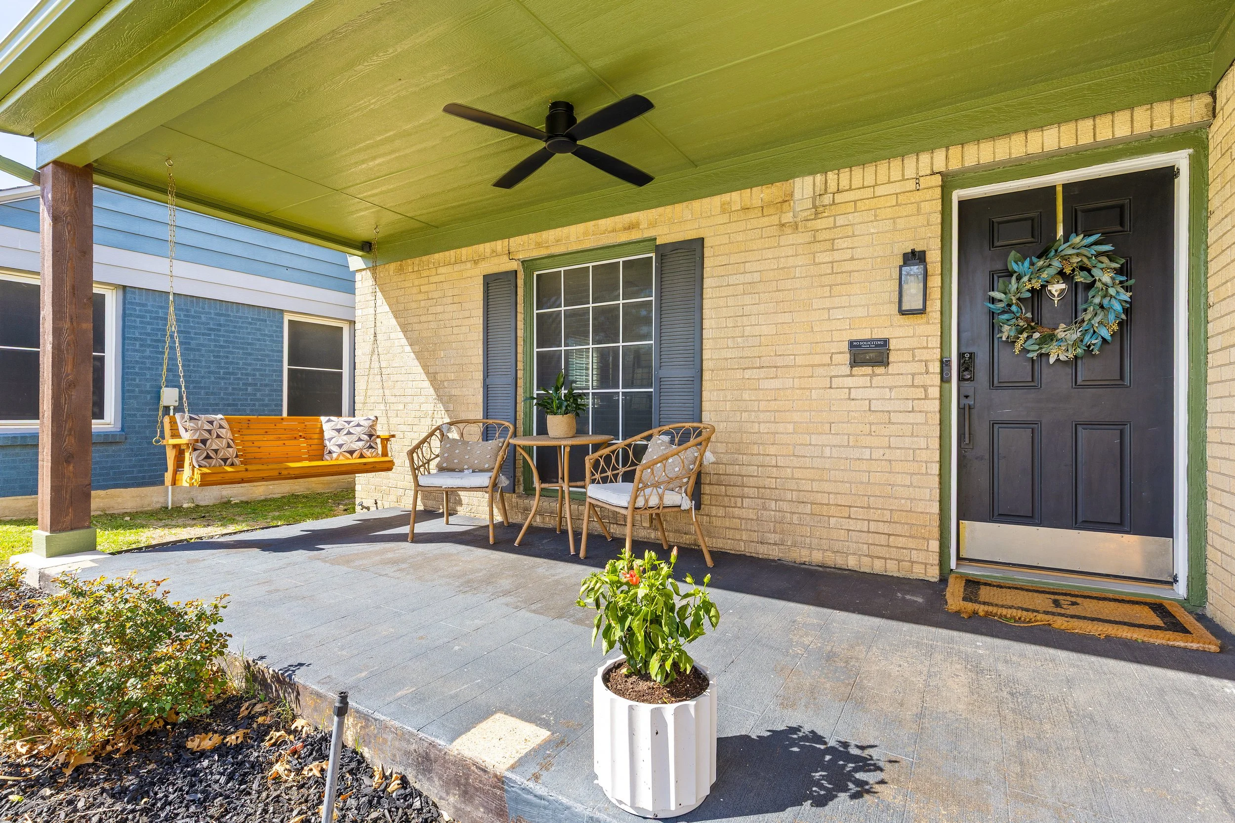 005 Front Porch - 4216 Locke.jpg