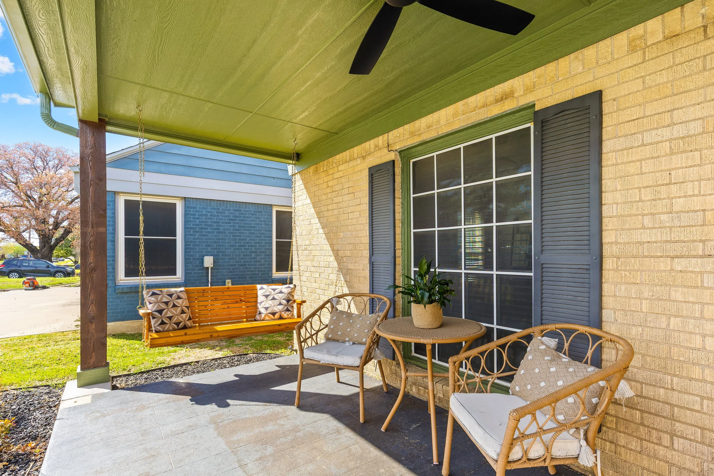 006 Front Porch - 4216 Locke.jpg