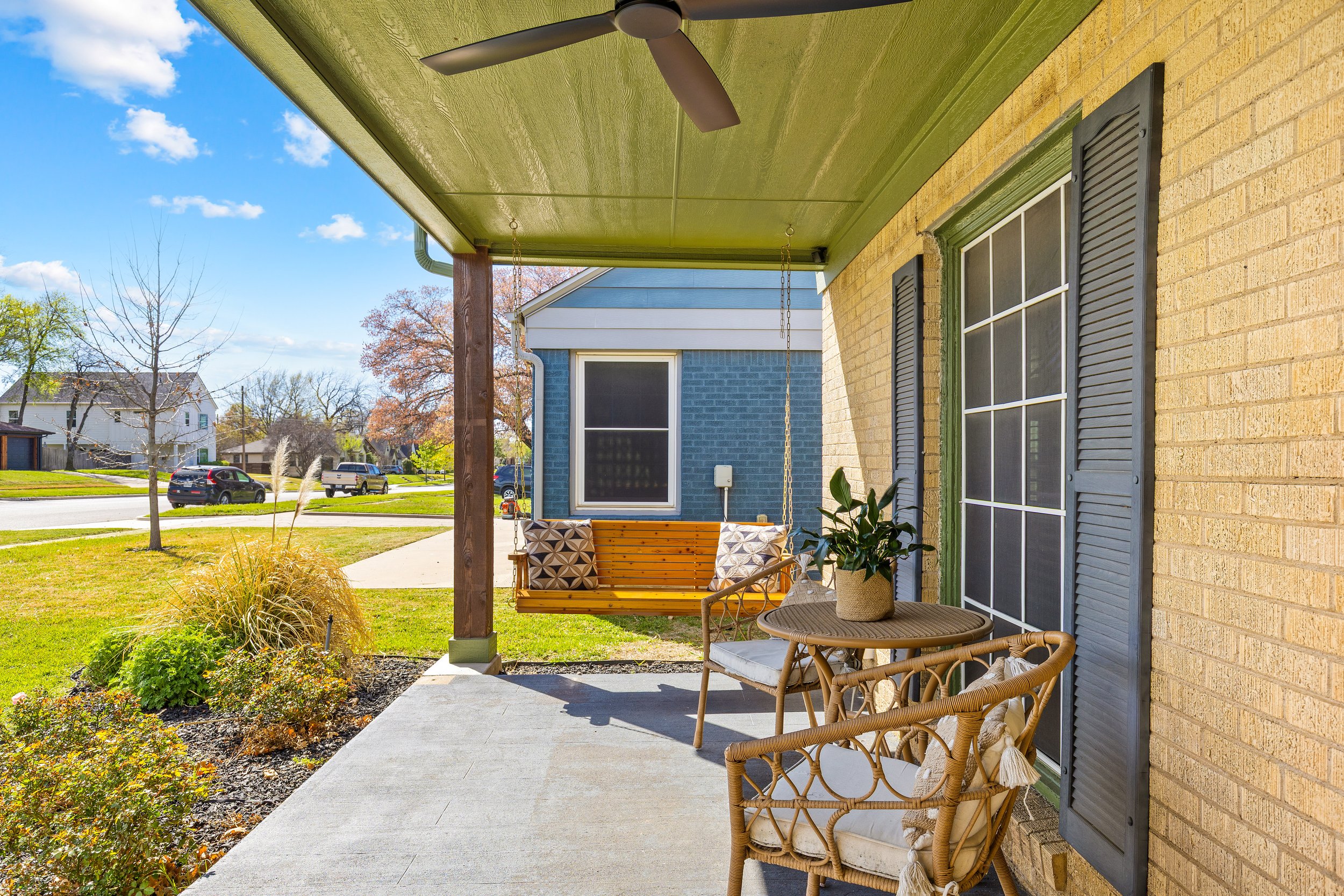 007 Front Porch - 4216 Locke.jpg