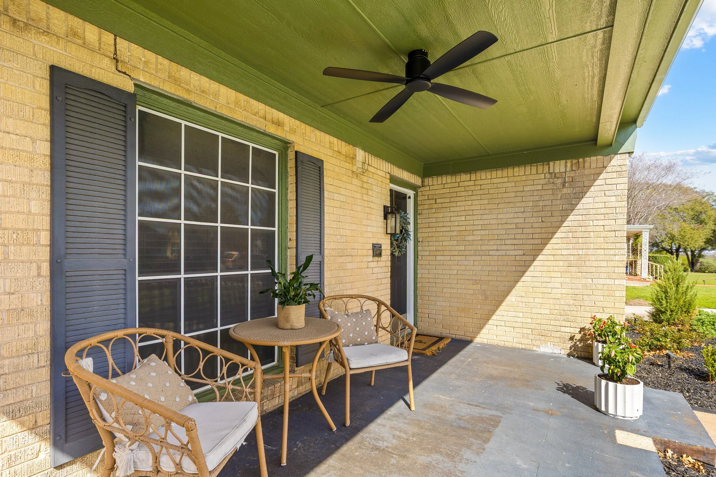 008 Front Porch - 4216 Locke.jpg