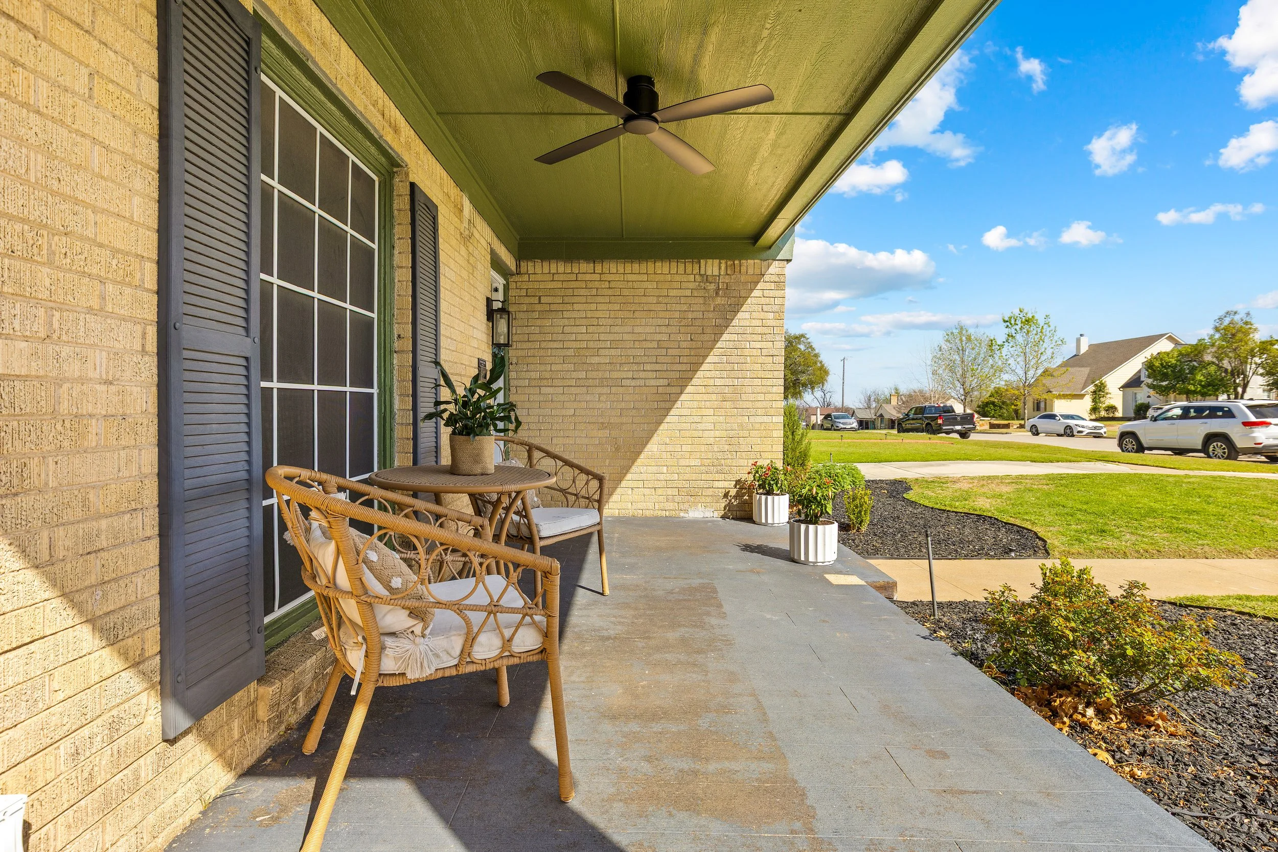 009 Front Porch - 4216 Locke.jpg