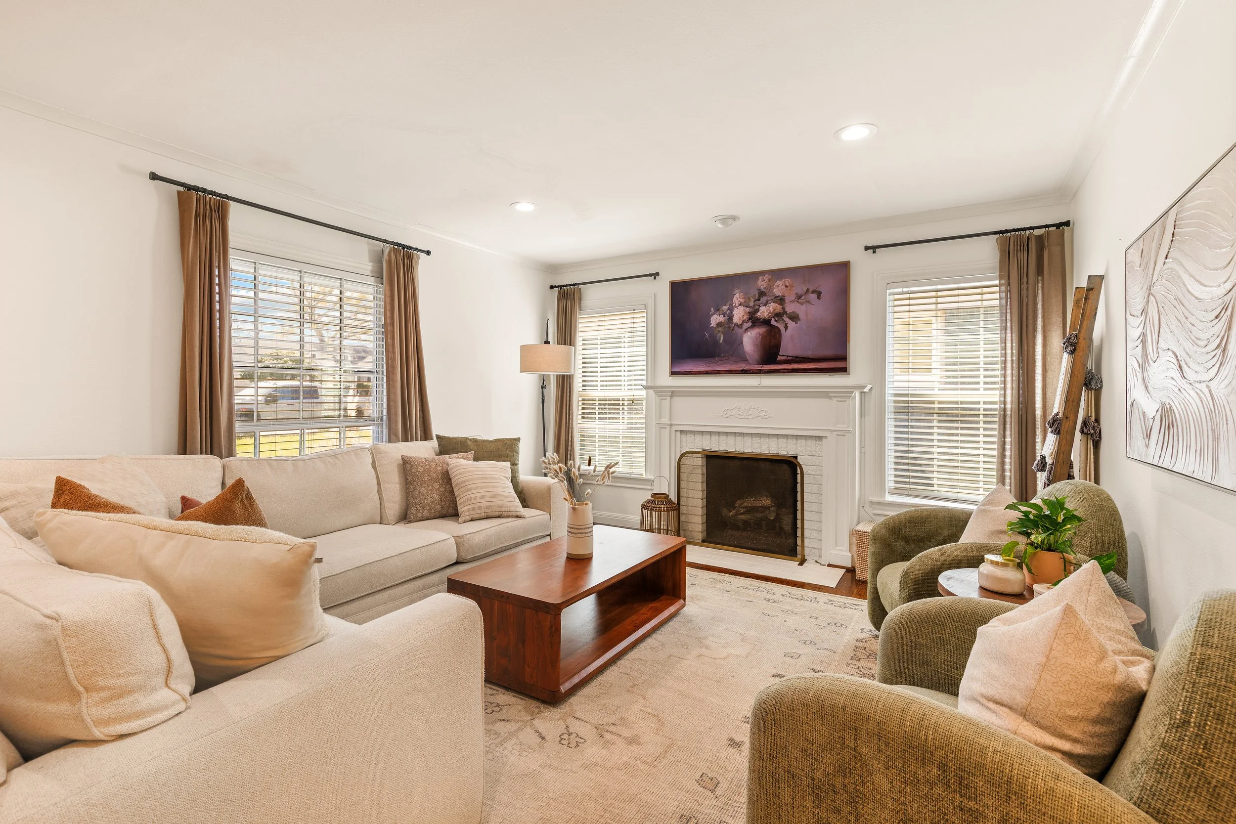 013 Living Room - 4216 Locke.jpg