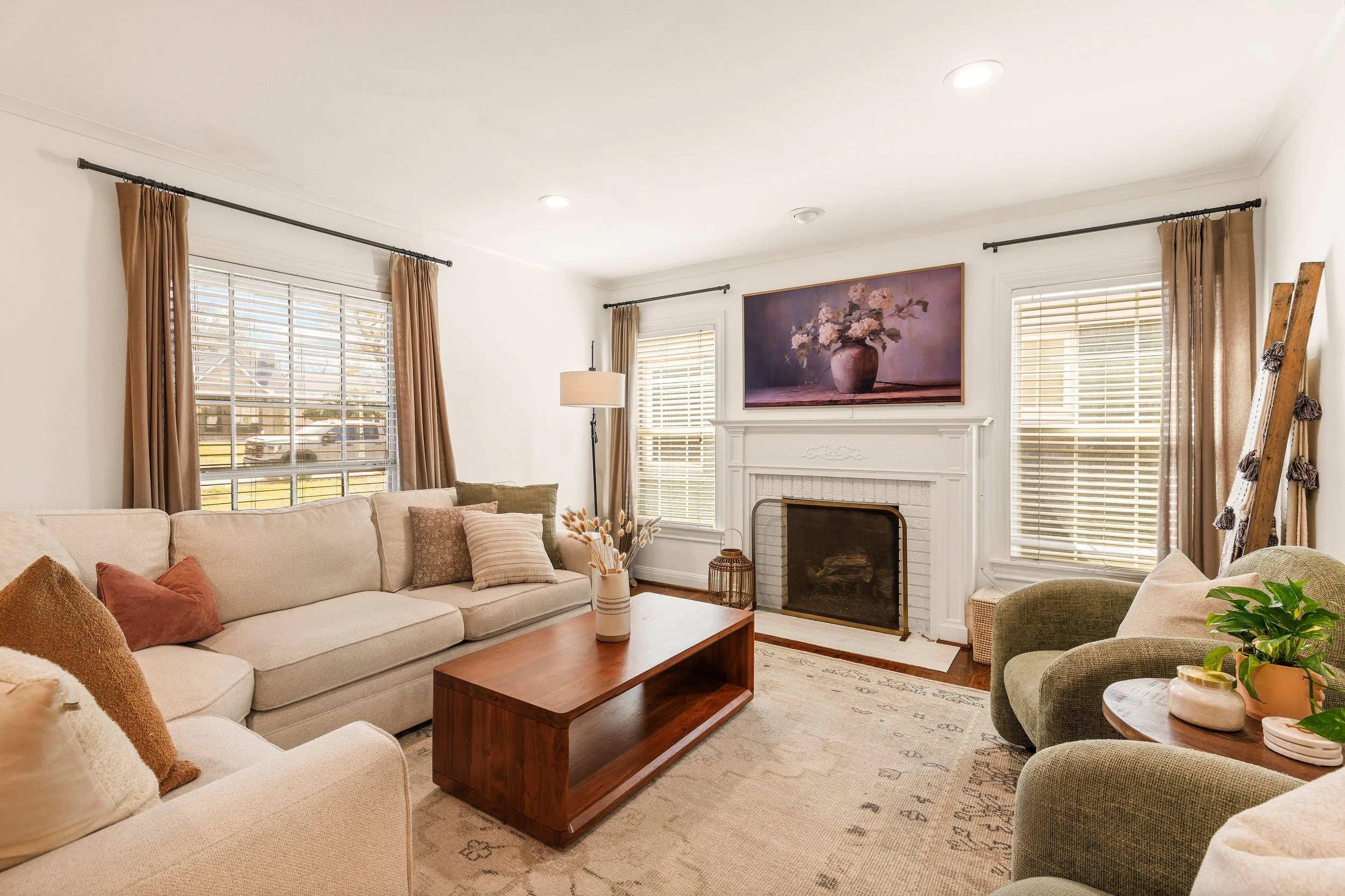 014 Living Room - 4216 Locke.jpg