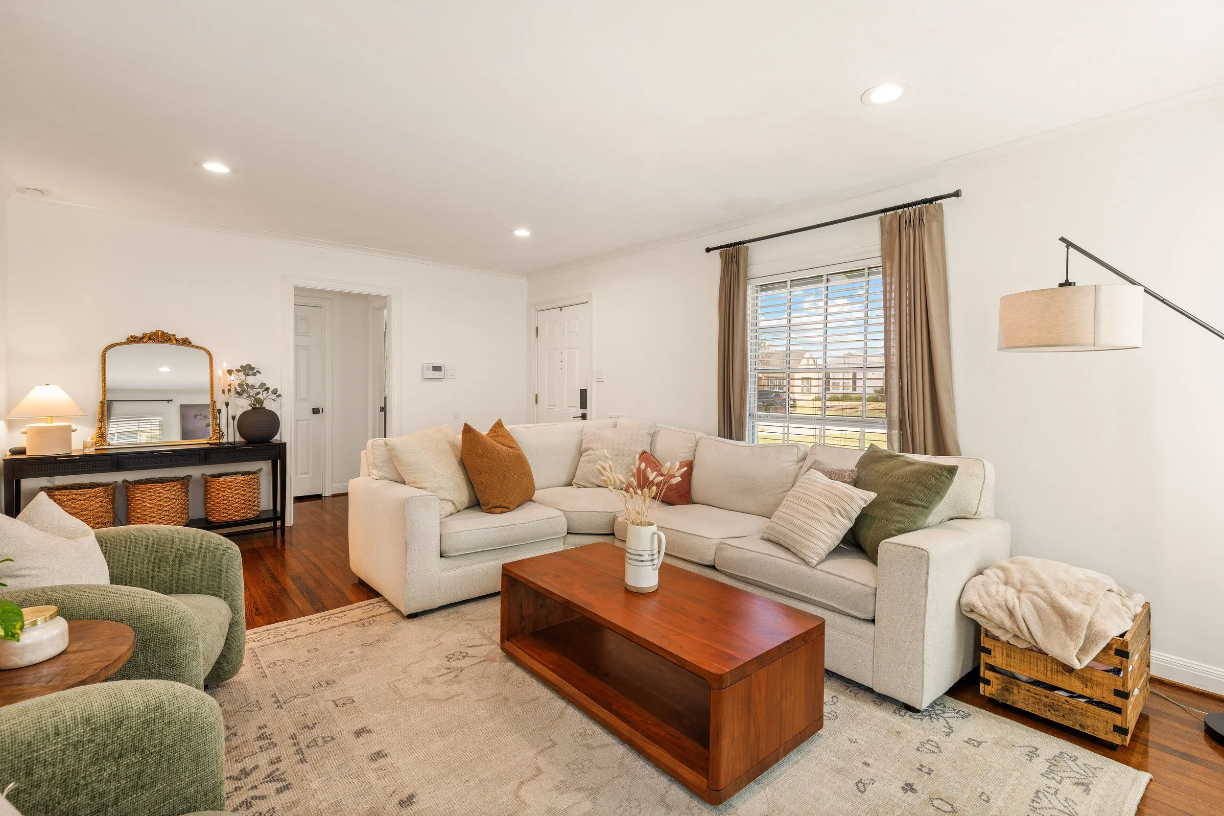 015 Living Room - 4216 Locke.jpg