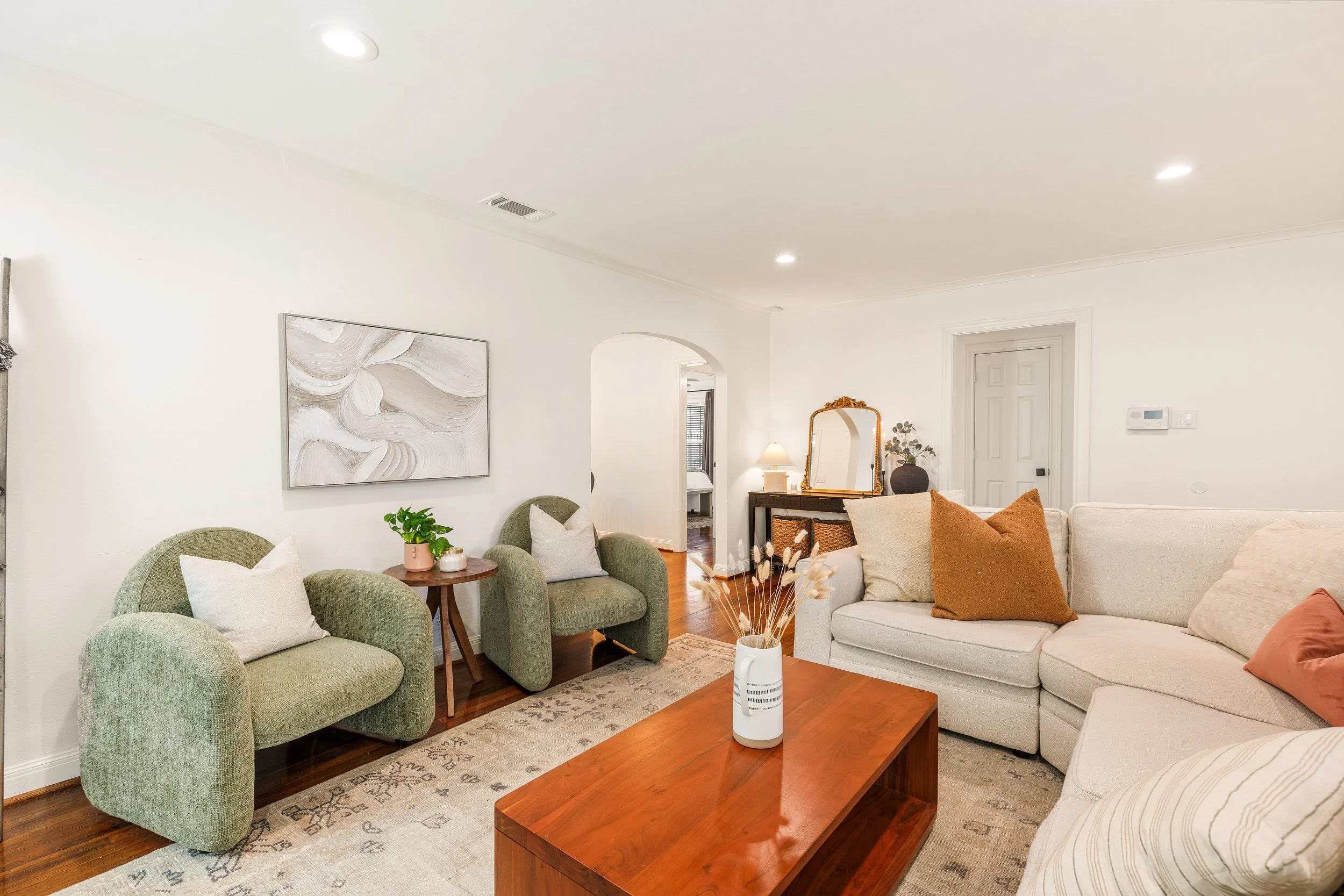016 Living Room - 4216 Locke.jpg