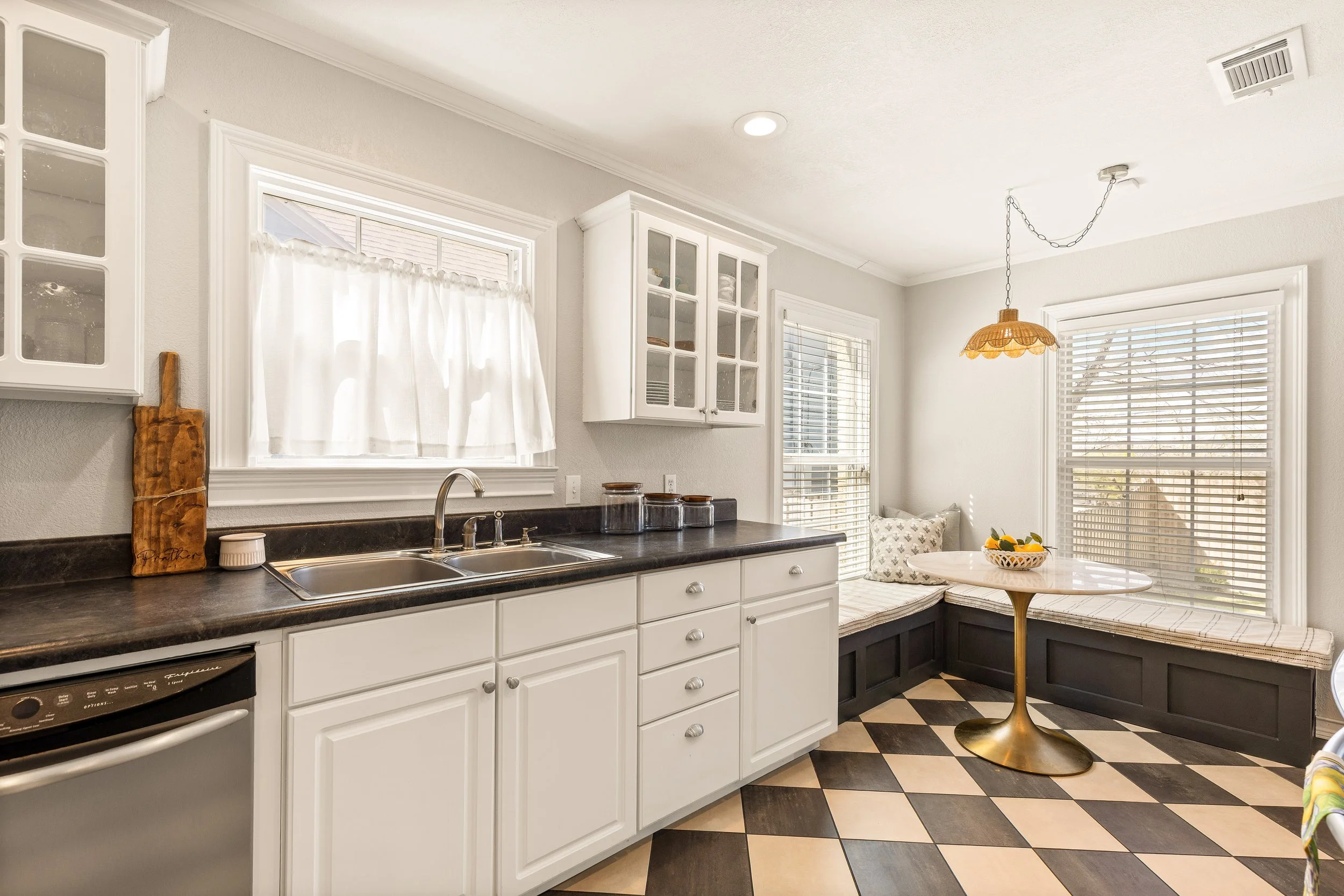 022 Kitchen - 4216 Locke.jpg