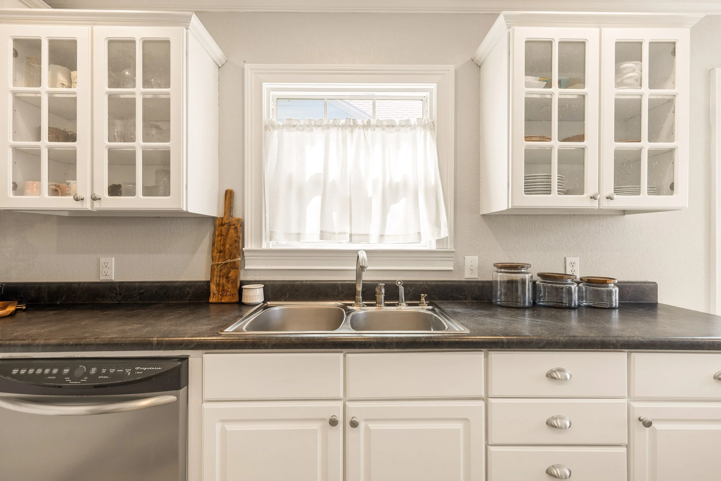 026 Kitchen - 4216 Locke.jpg