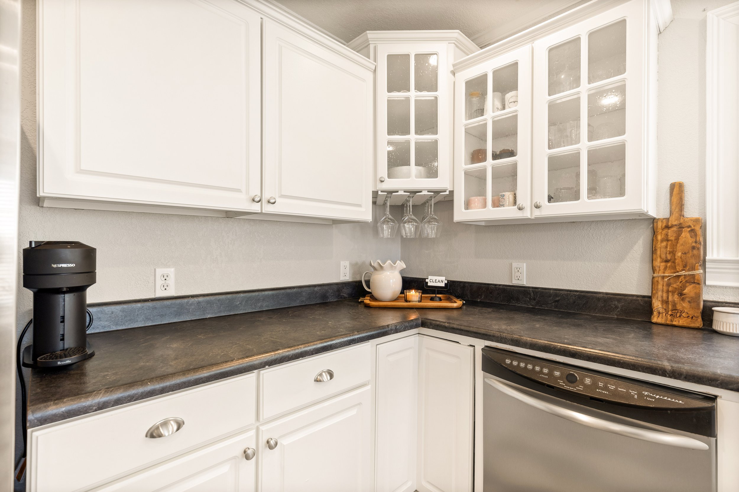 027 Kitchen - 4216 Locke.jpg
