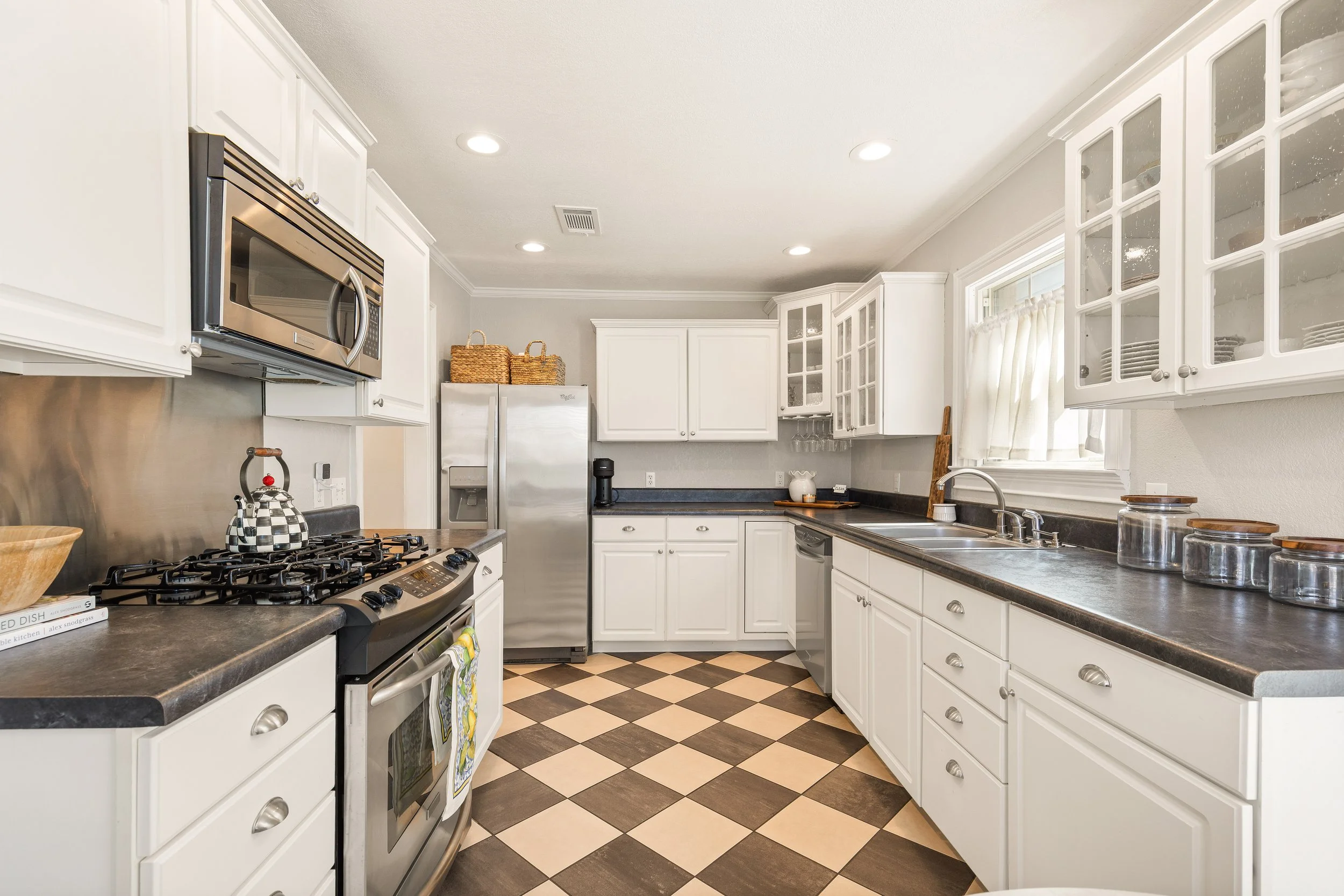 028 Kitchen - 4216 Locke.jpg