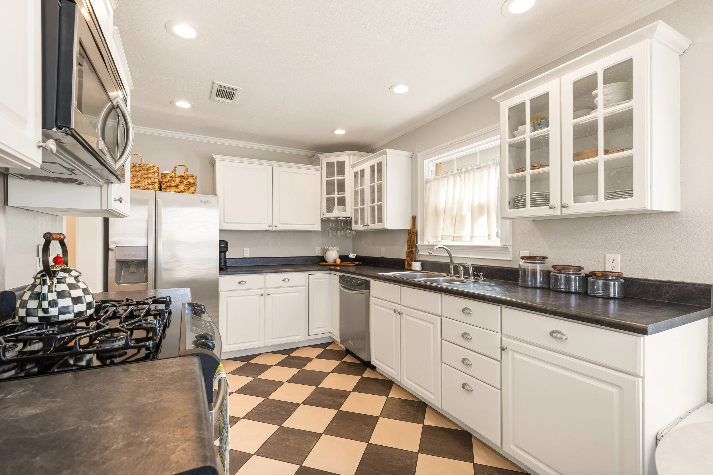 029 Kitchen - 4216 Locke.jpg
