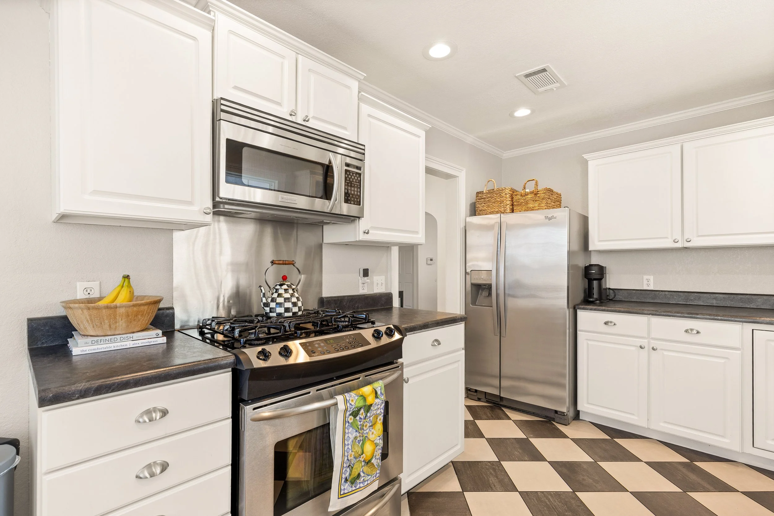 030 Kitchen - 4216 Locke.jpg