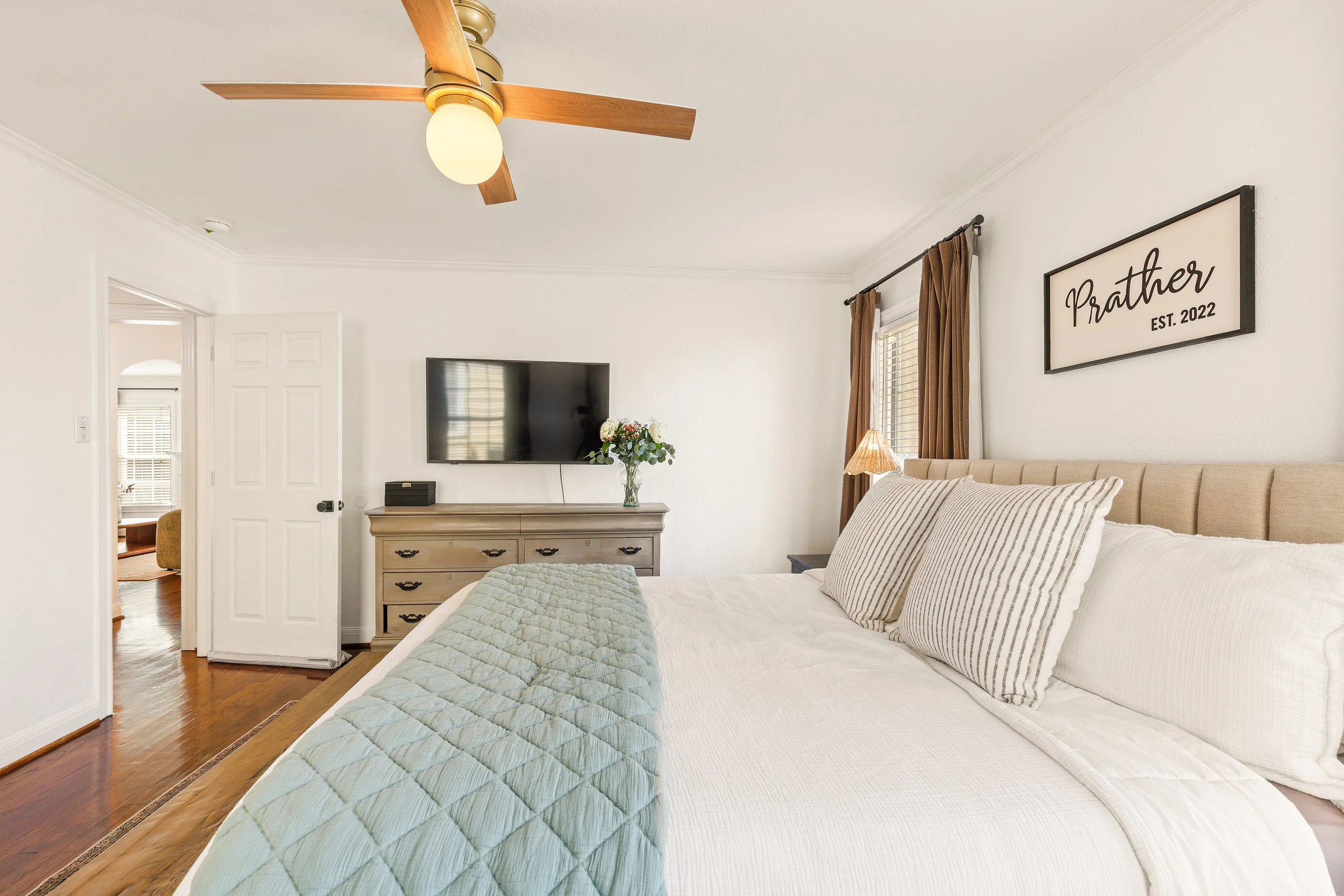 038 Primary Bedroom - 4216 Locke.jpg