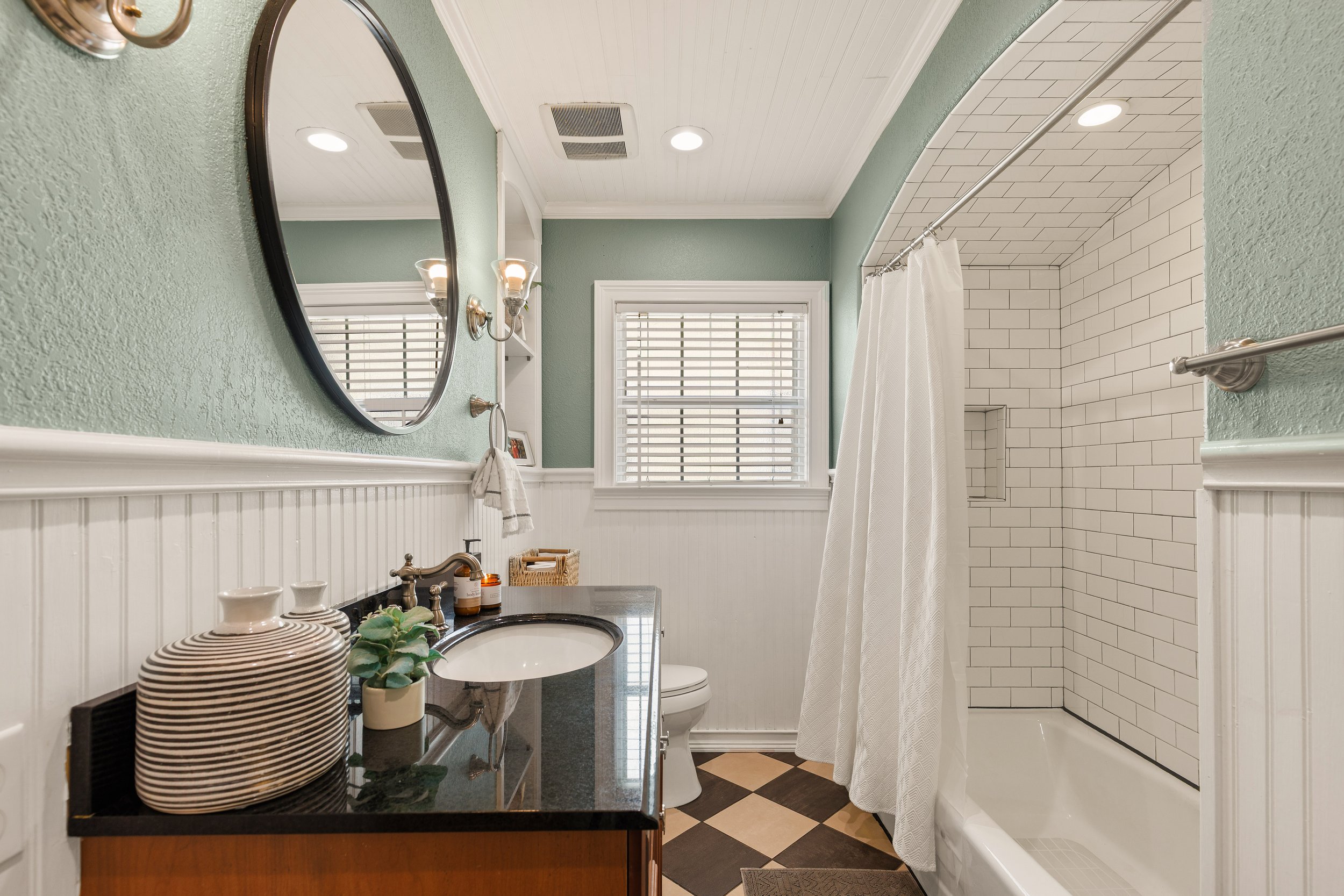 051 Bathroom - 4216 Locke.jpg