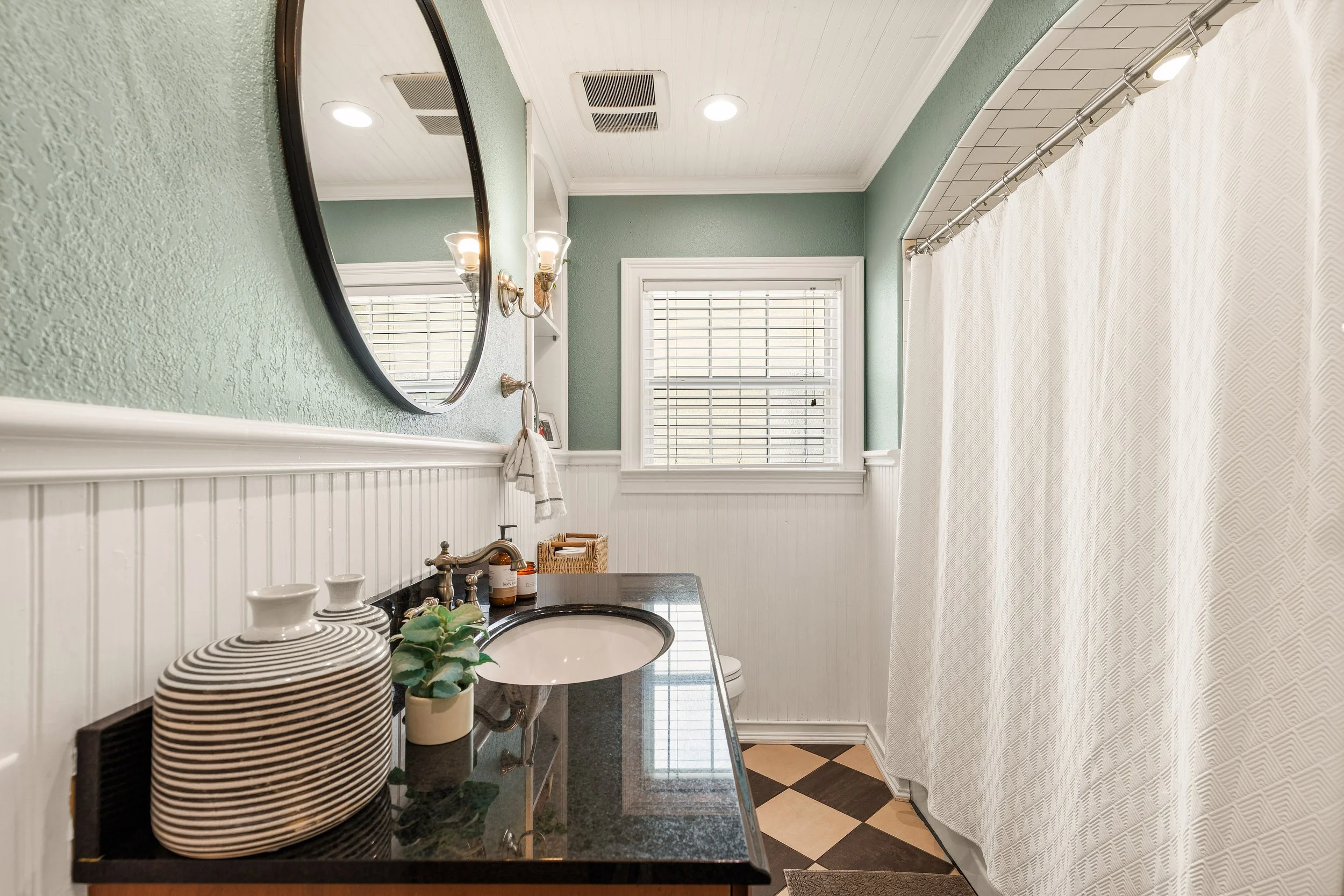 052 Bathroom - 4216 Locke.jpg