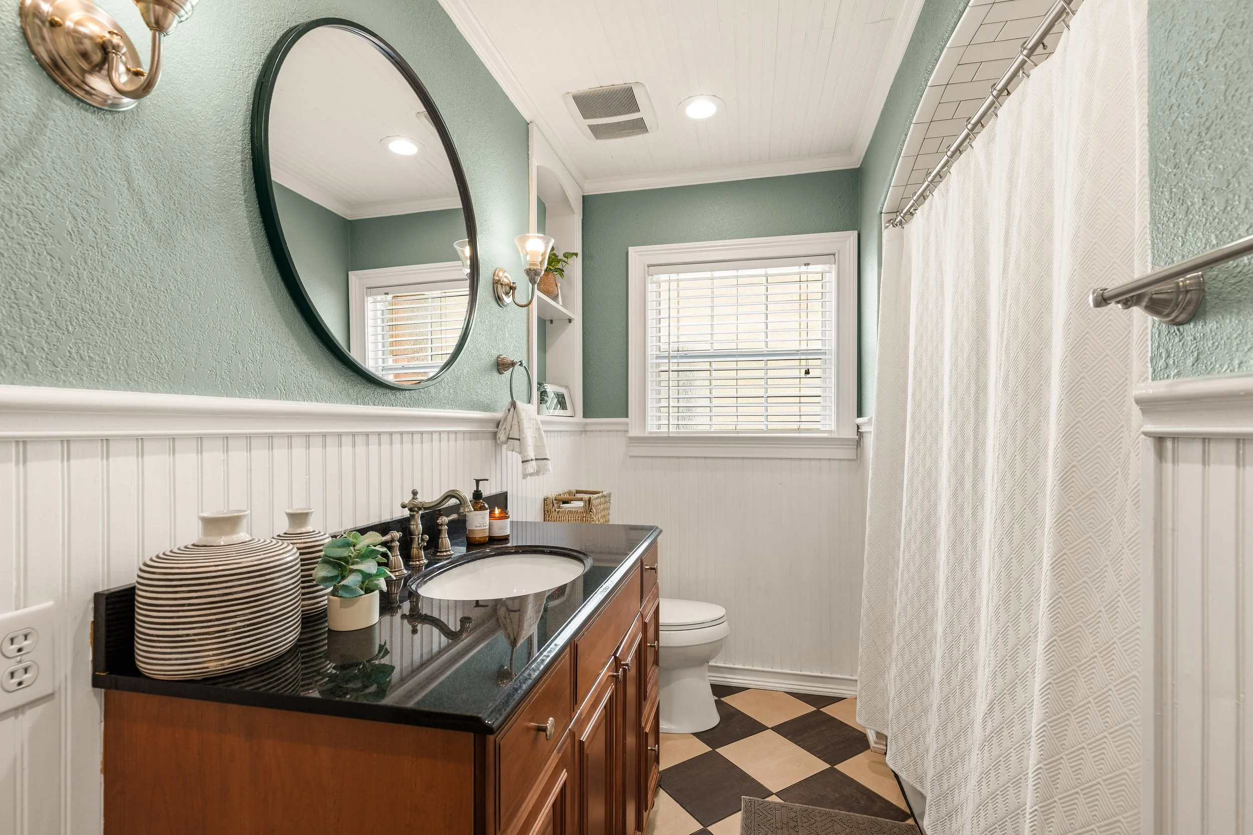 053 Bathroom - 4216 Locke.jpg