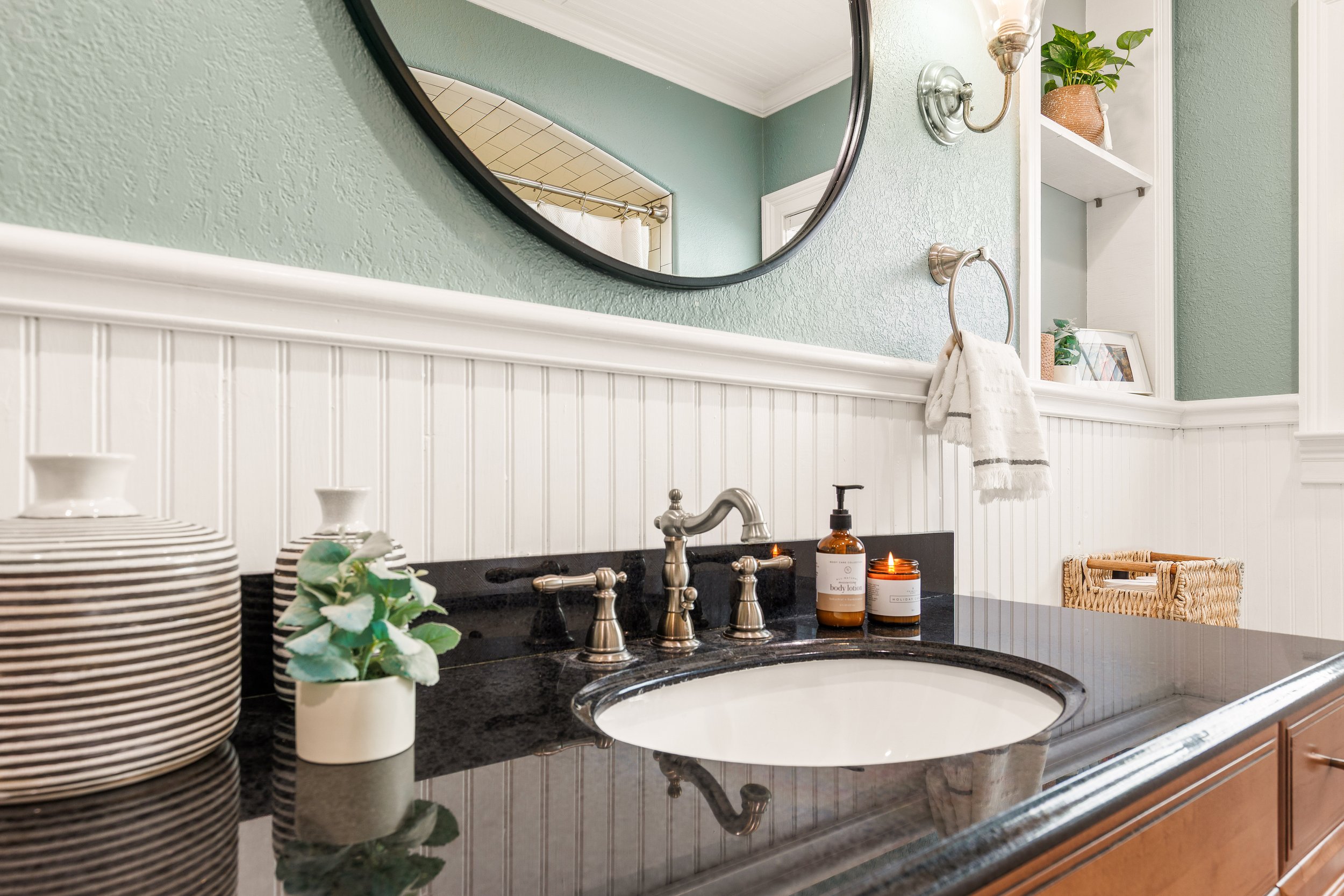 054 Bathroom - 4216 Locke.jpg