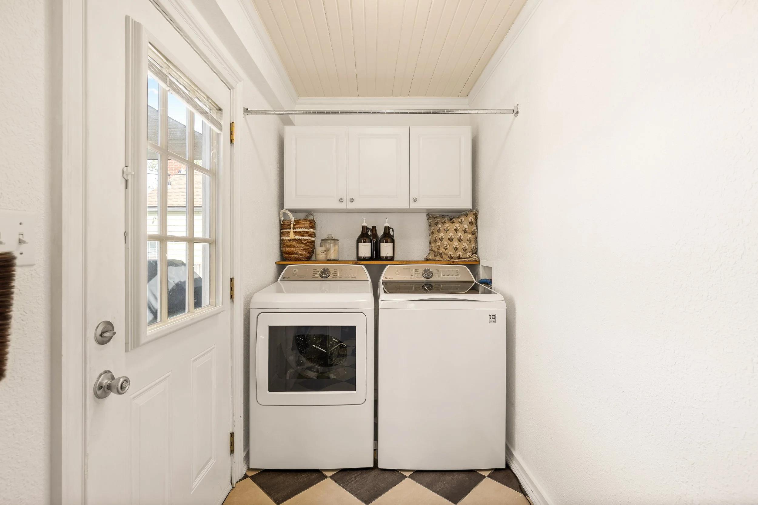 055 Laundry - 4216 Locke.jpg