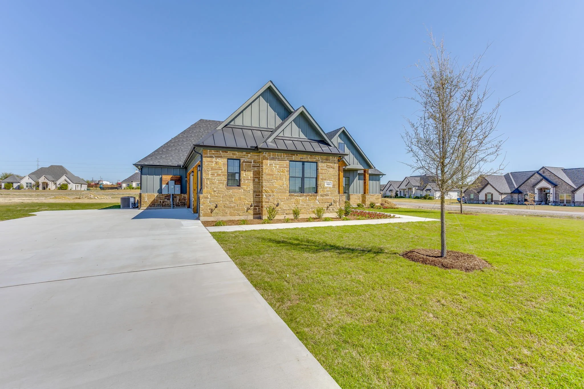 900 Medaris Way (3 of 47).jpg