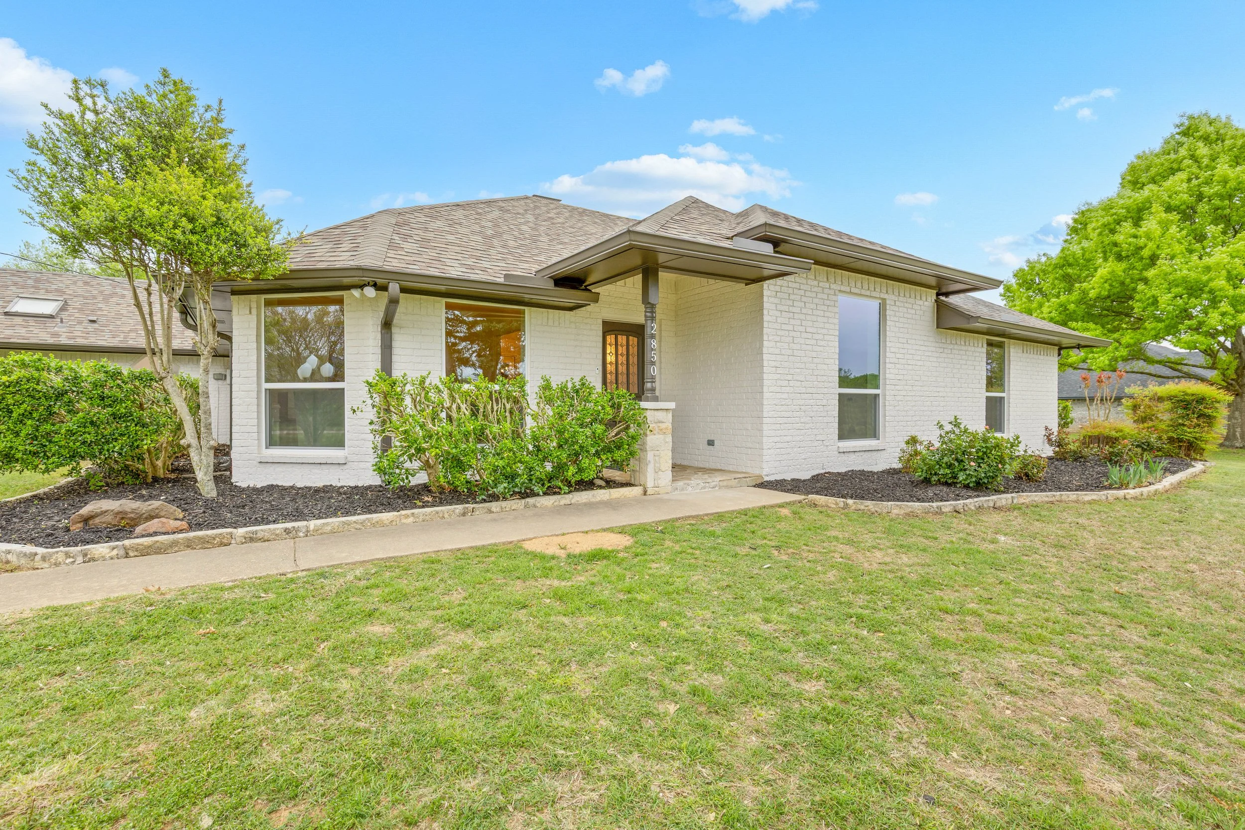 003 Front - 2850 Oak Tree.jpg