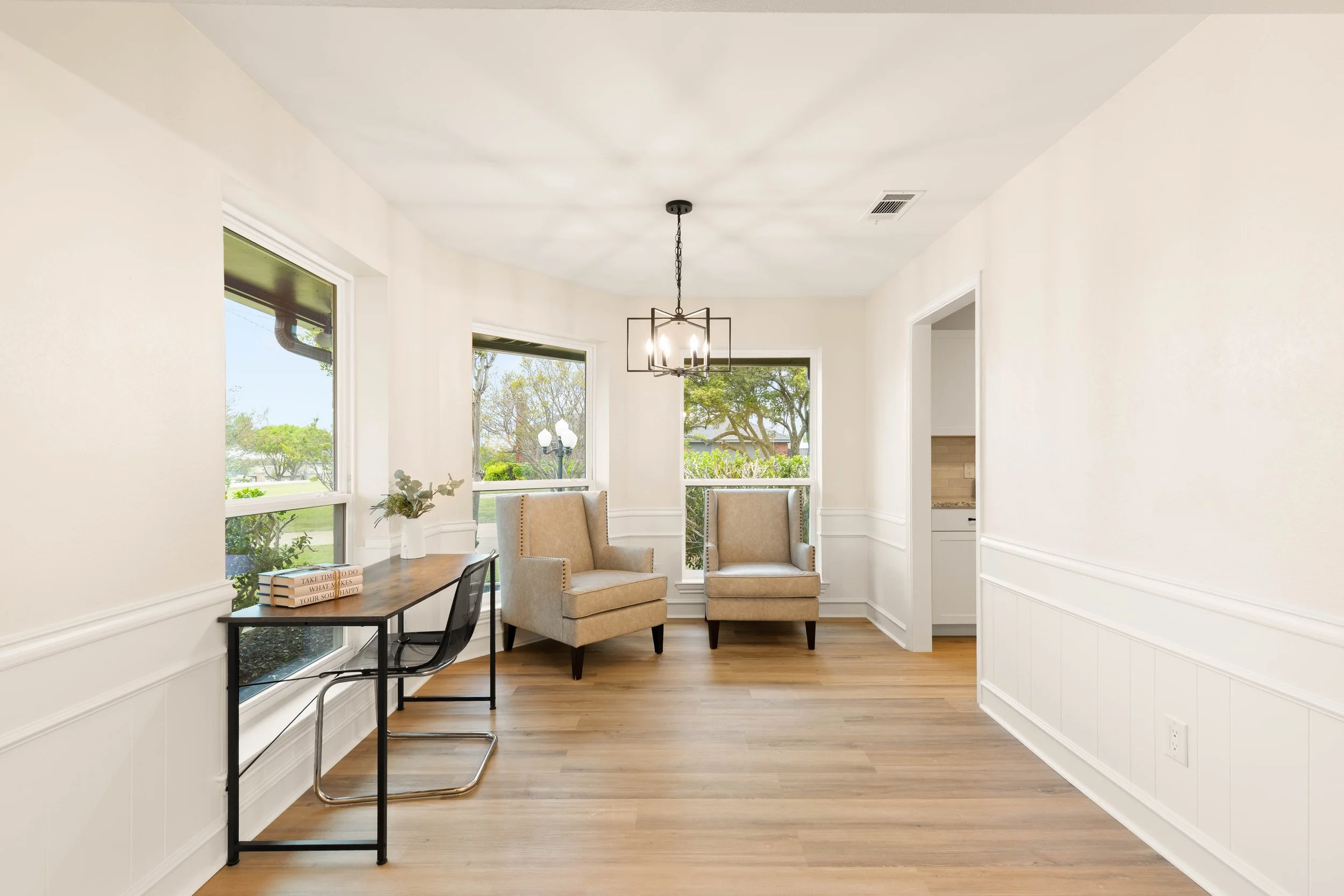 006 Dining Room - 2850 Oak Tree.jpg