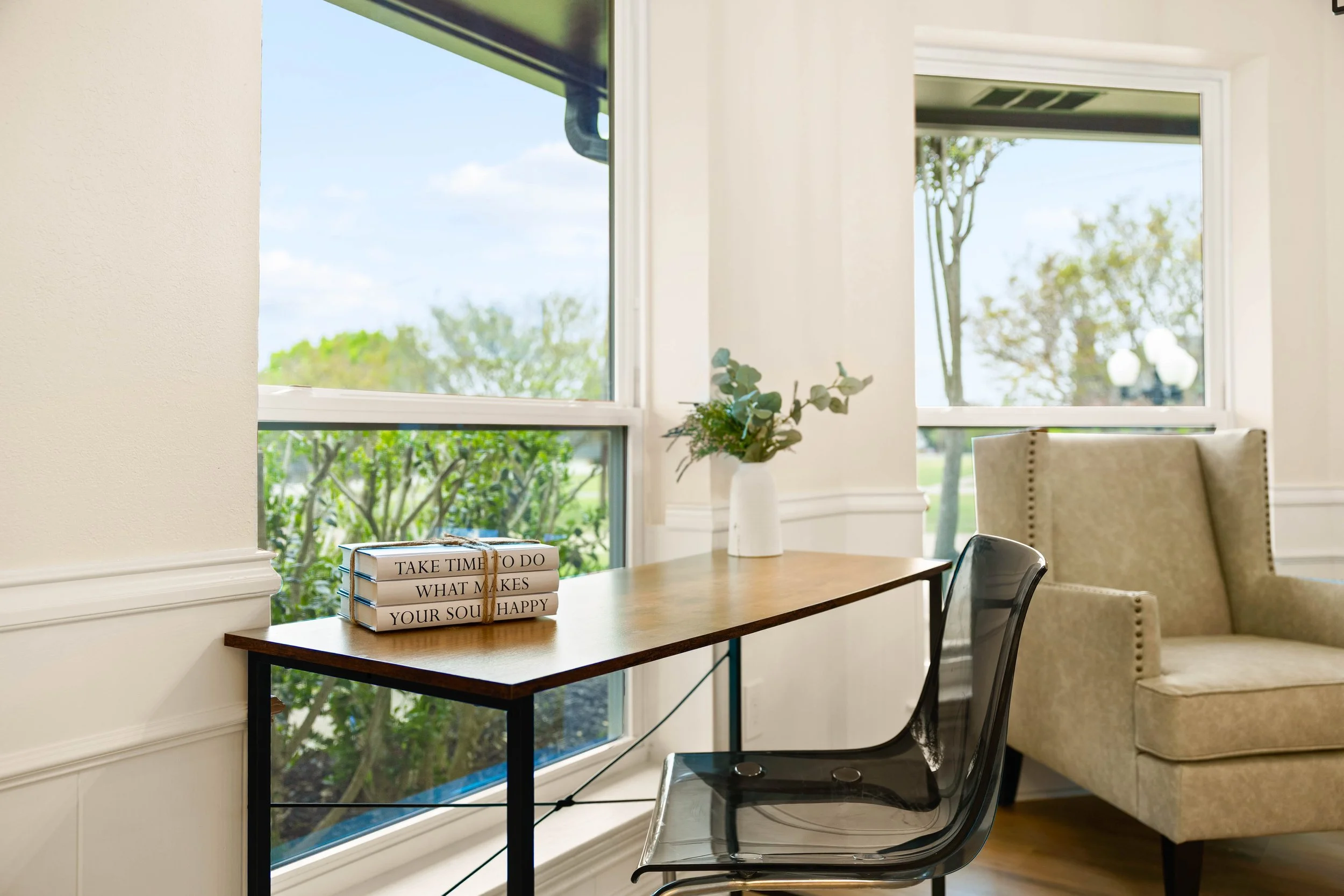 007 Dining Room - 2850 Oak Tree.jpg