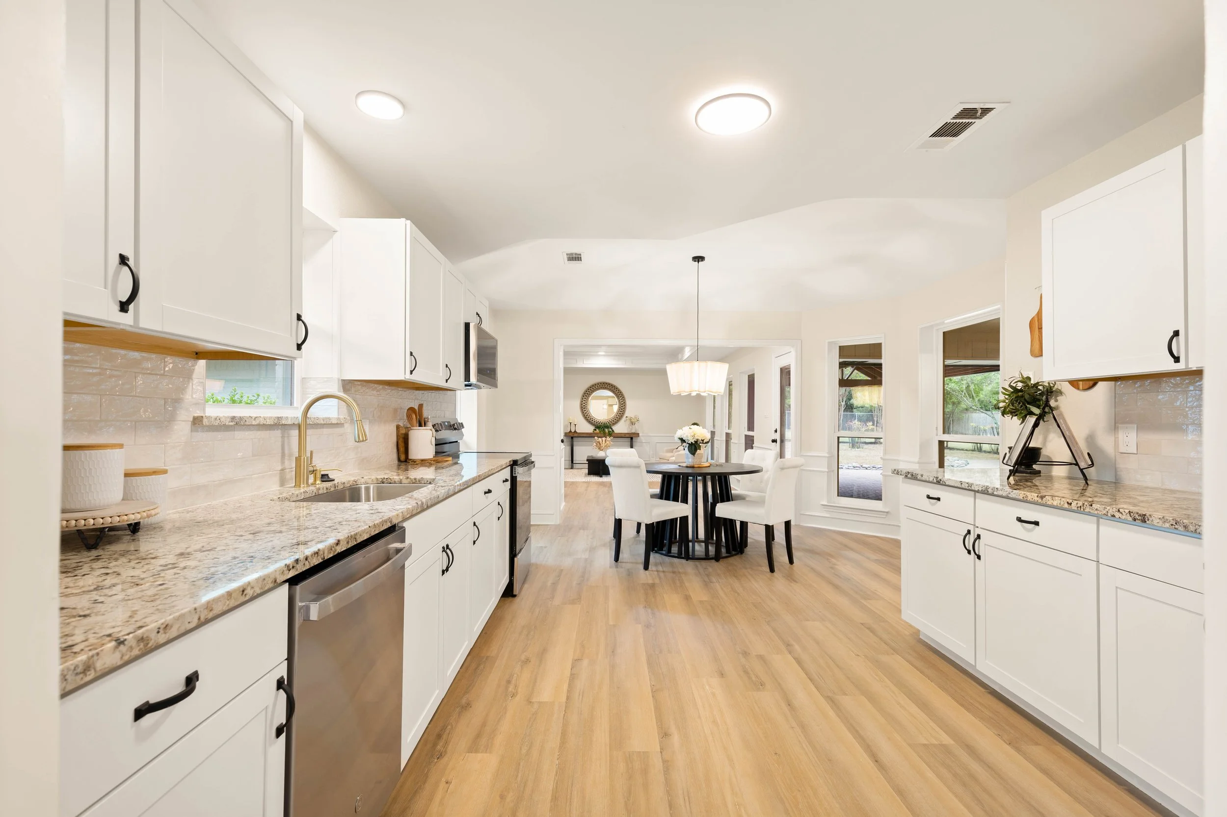 008 Kitchen - 2850 Oak Tree.jpg