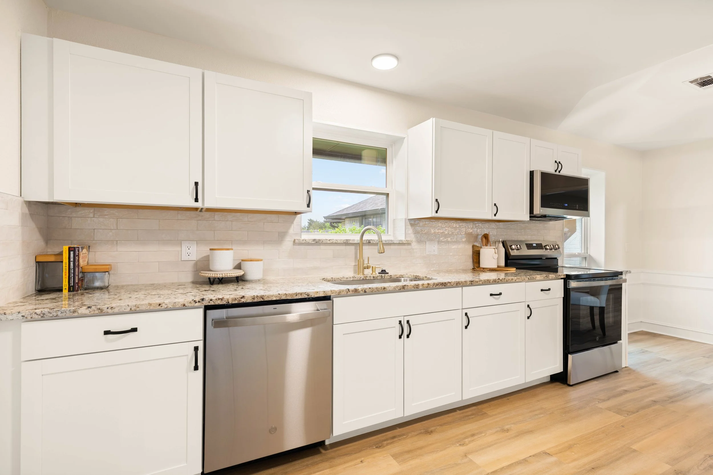 009 Kitchen - 2850 Oak Tree.jpg