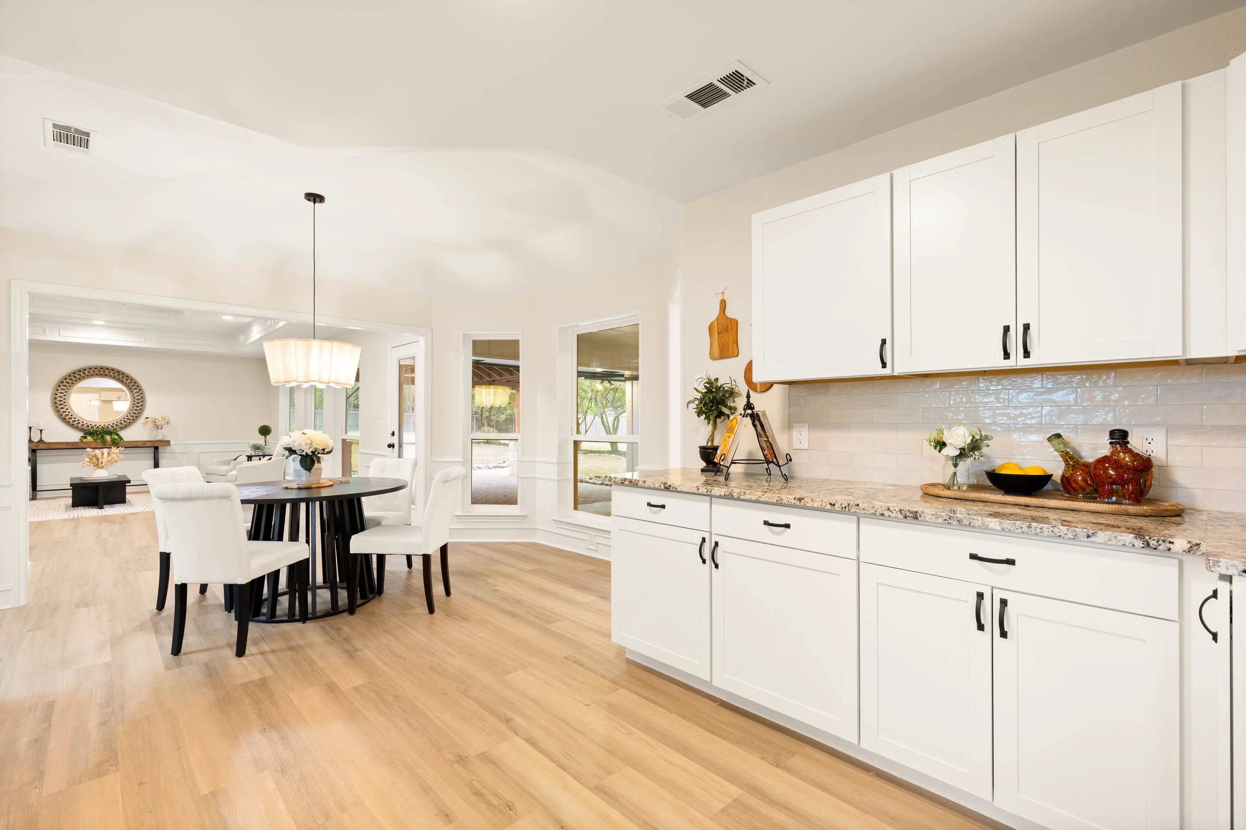 010 Kitchen - 2850 Oak Tree.jpg