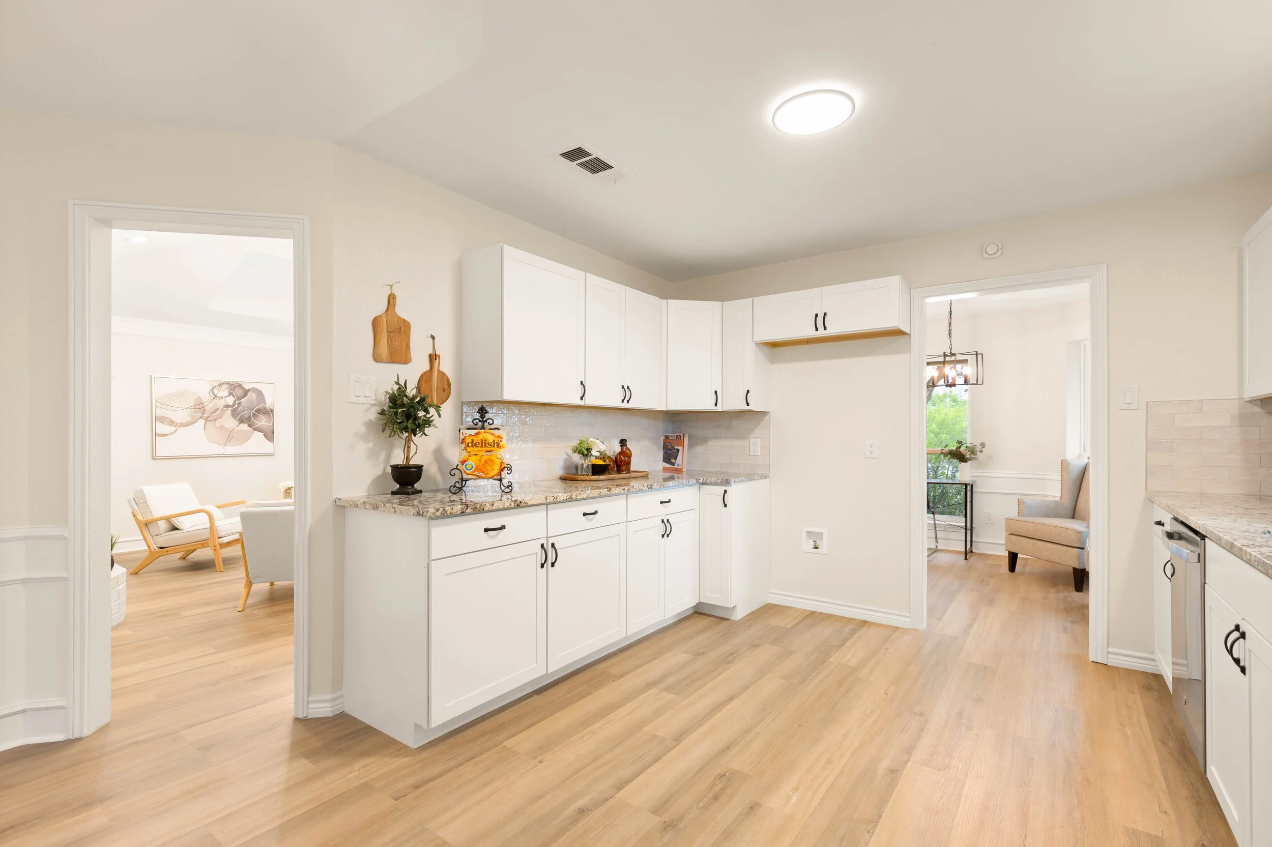 011 Kitchen - 2850 Oak Tree.jpg