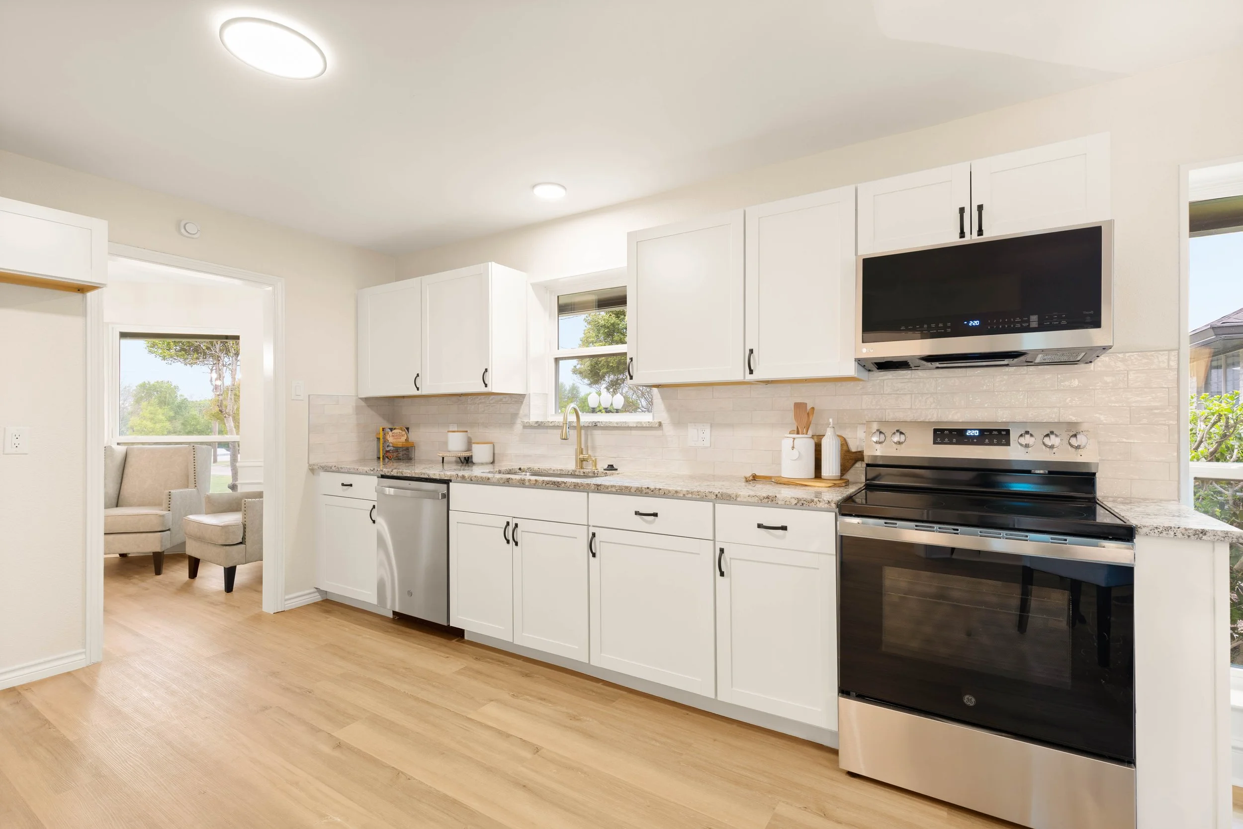 012 Kitchen - 2850 Oak Tree.jpg