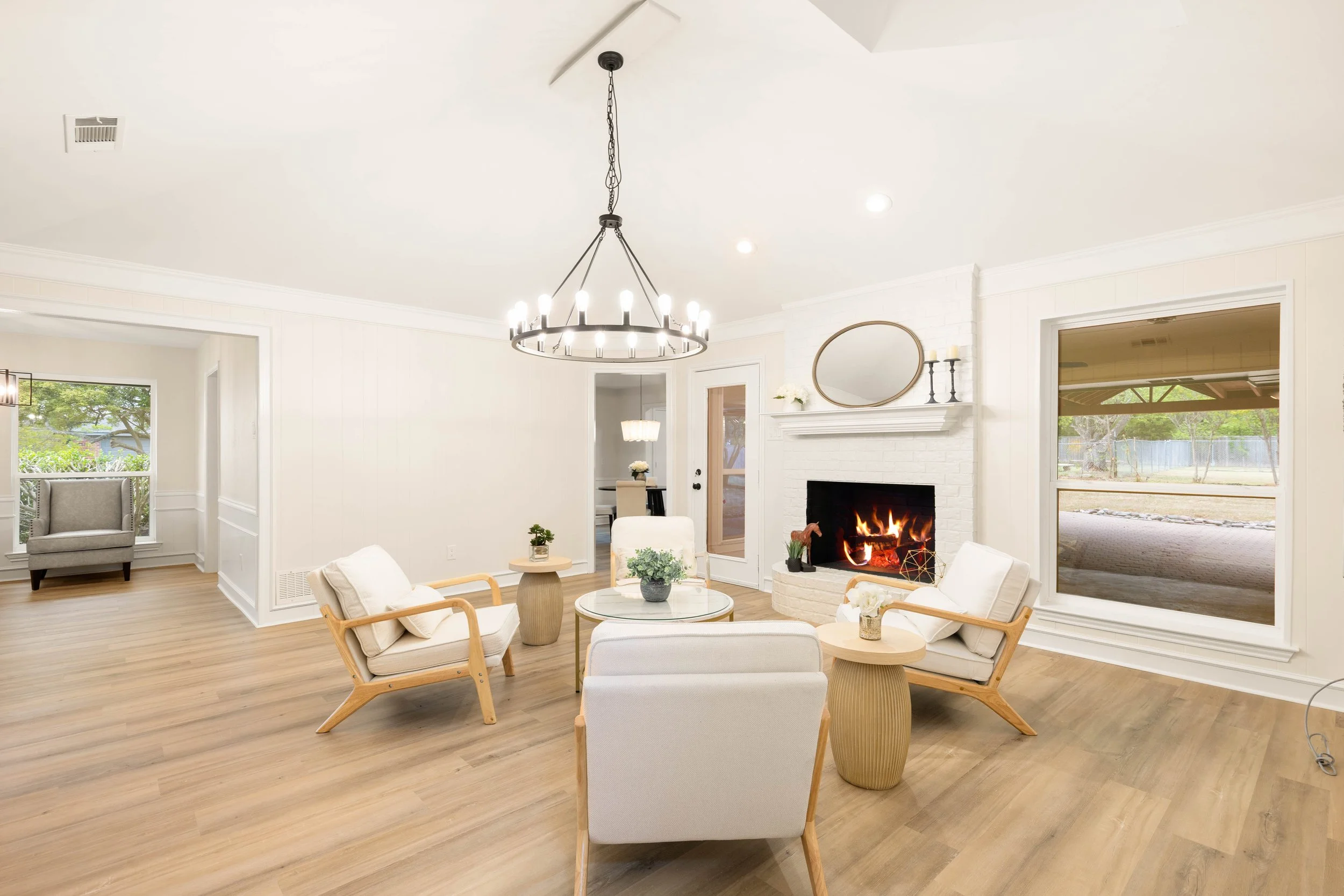 022 Living Room - 2850 Oak Tree.jpg