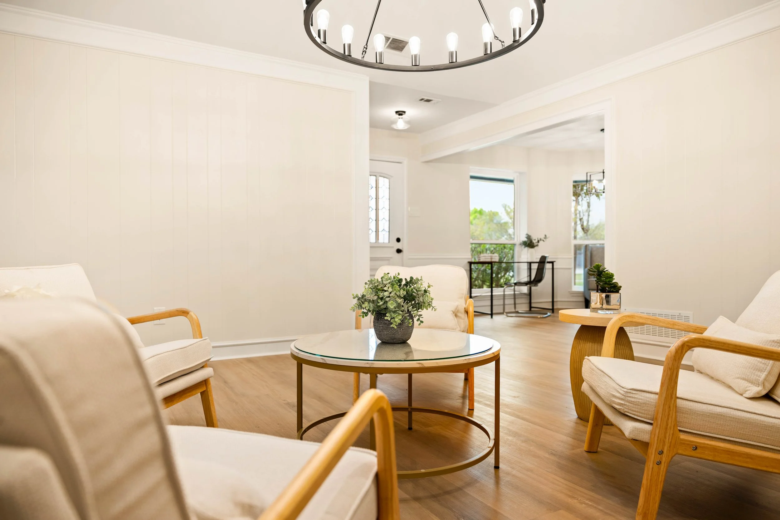 023 Living Room - 2850 Oak Tree.jpg