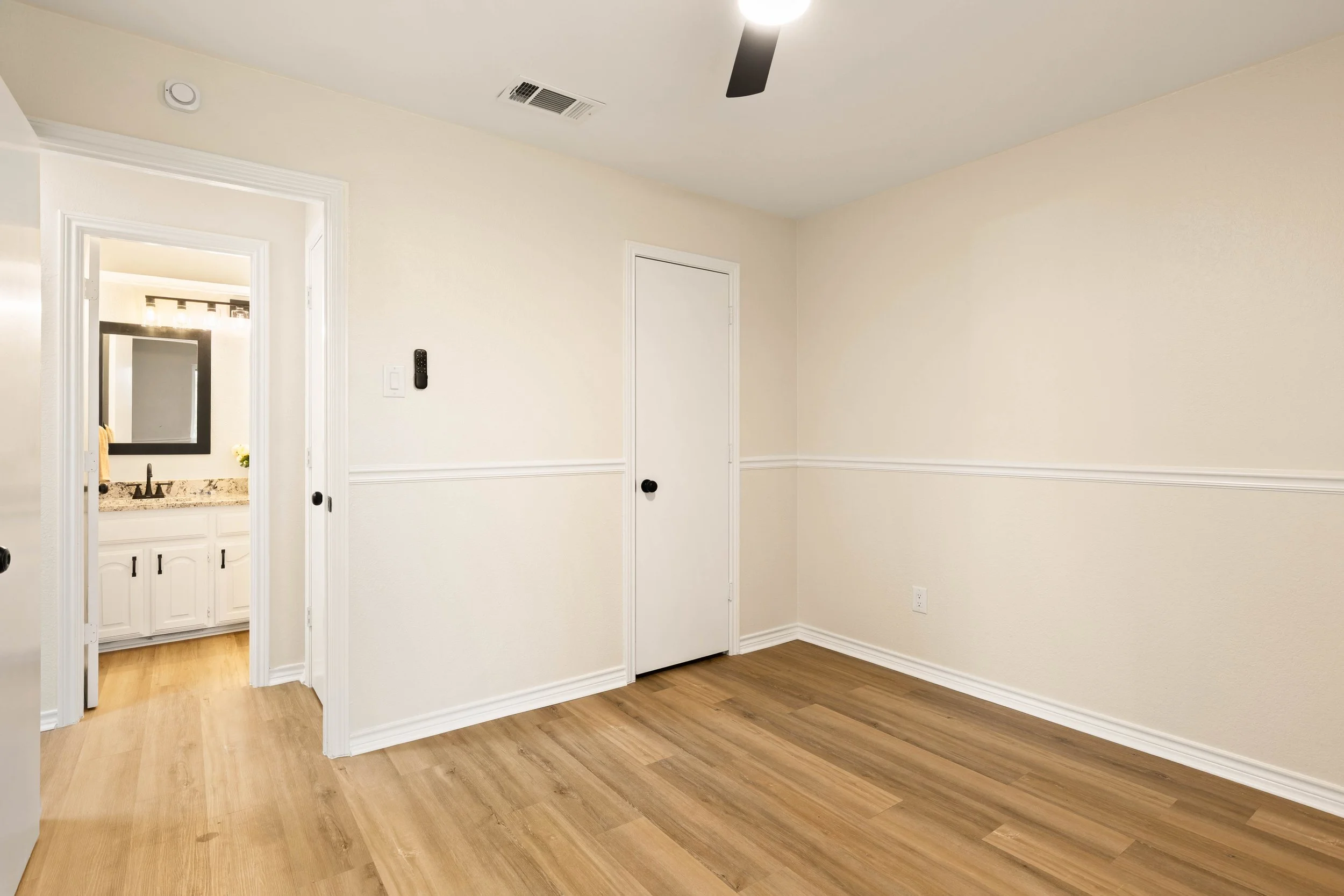 038 Bedroom 1 - 2850 Oak Tree.jpg