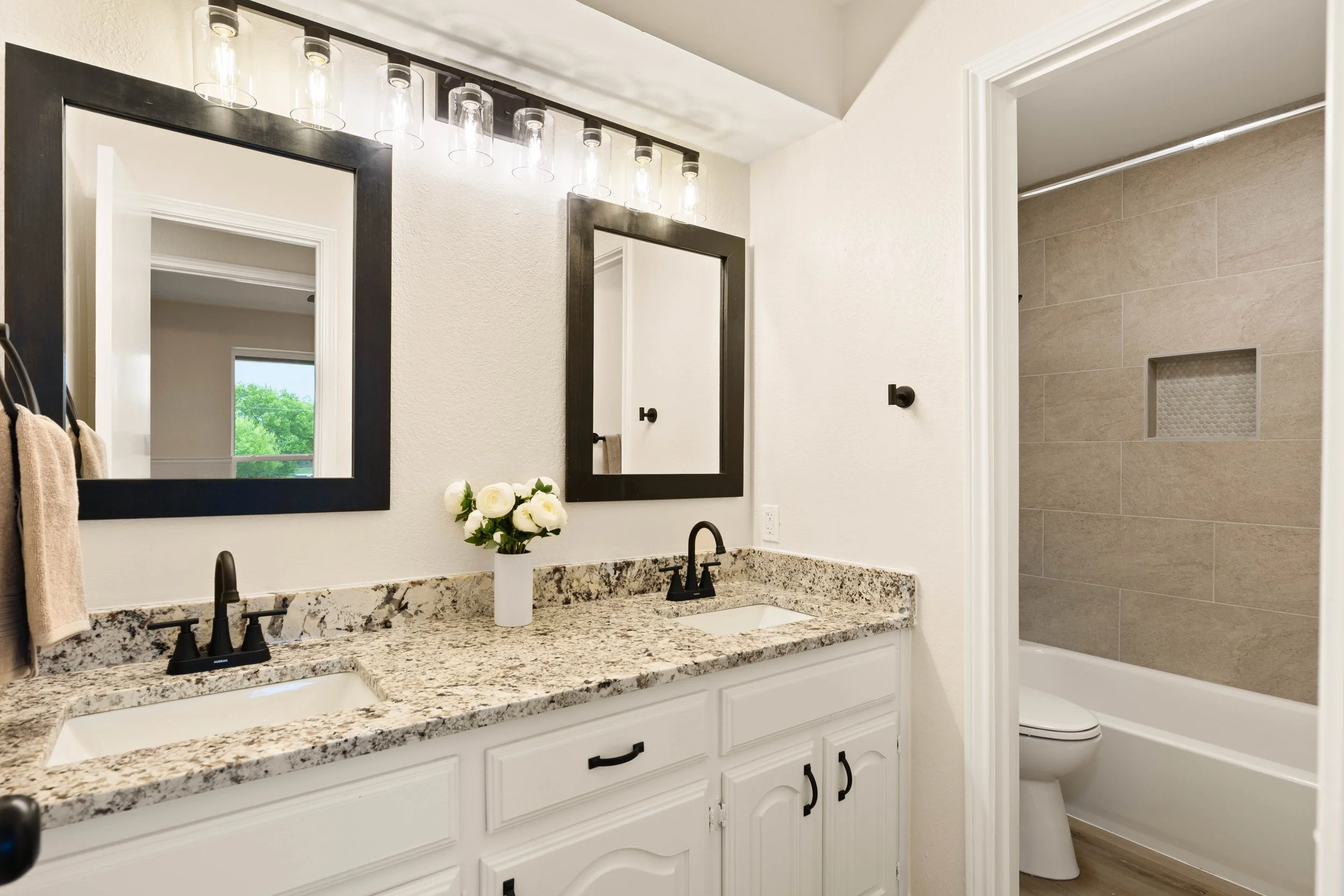 041 Bathroom - 2850 Oak Tree.jpg