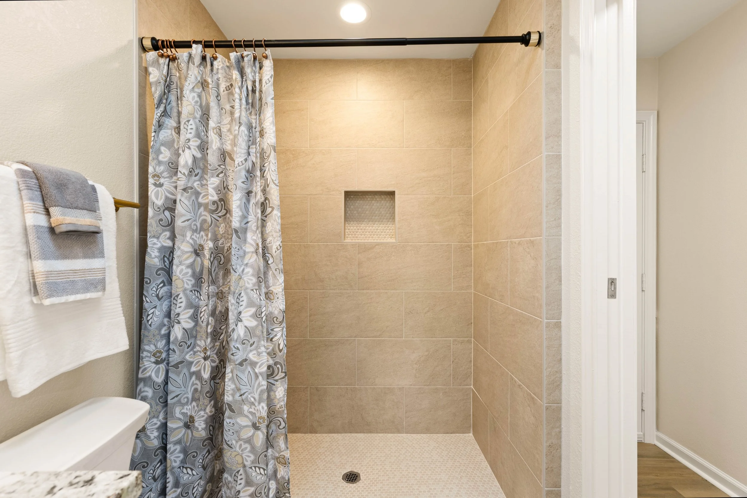 043 Guest Bathroom - 2850 Oak Tree.jpg