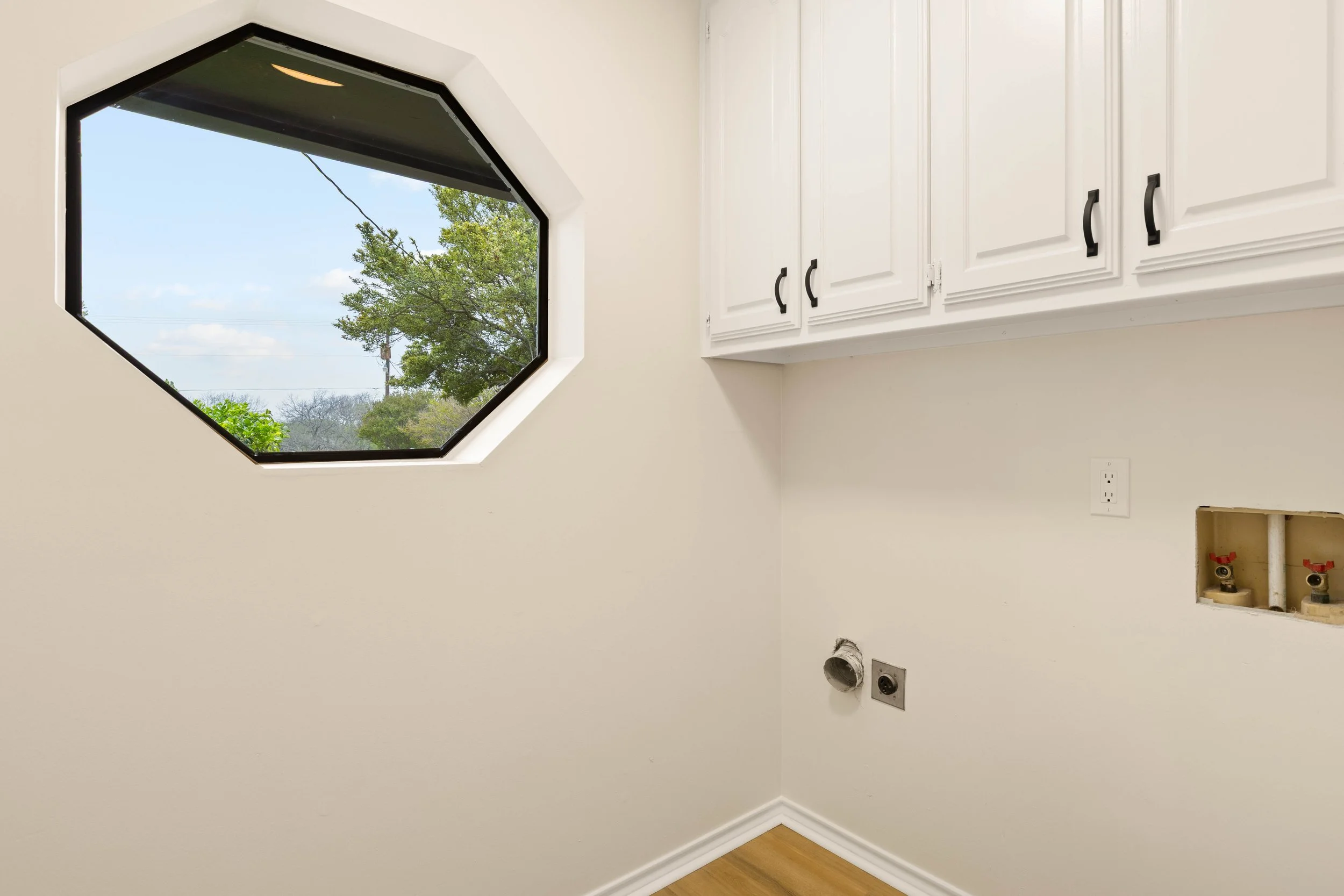 044 Laundry Room - 2850 Oak Tree.jpg