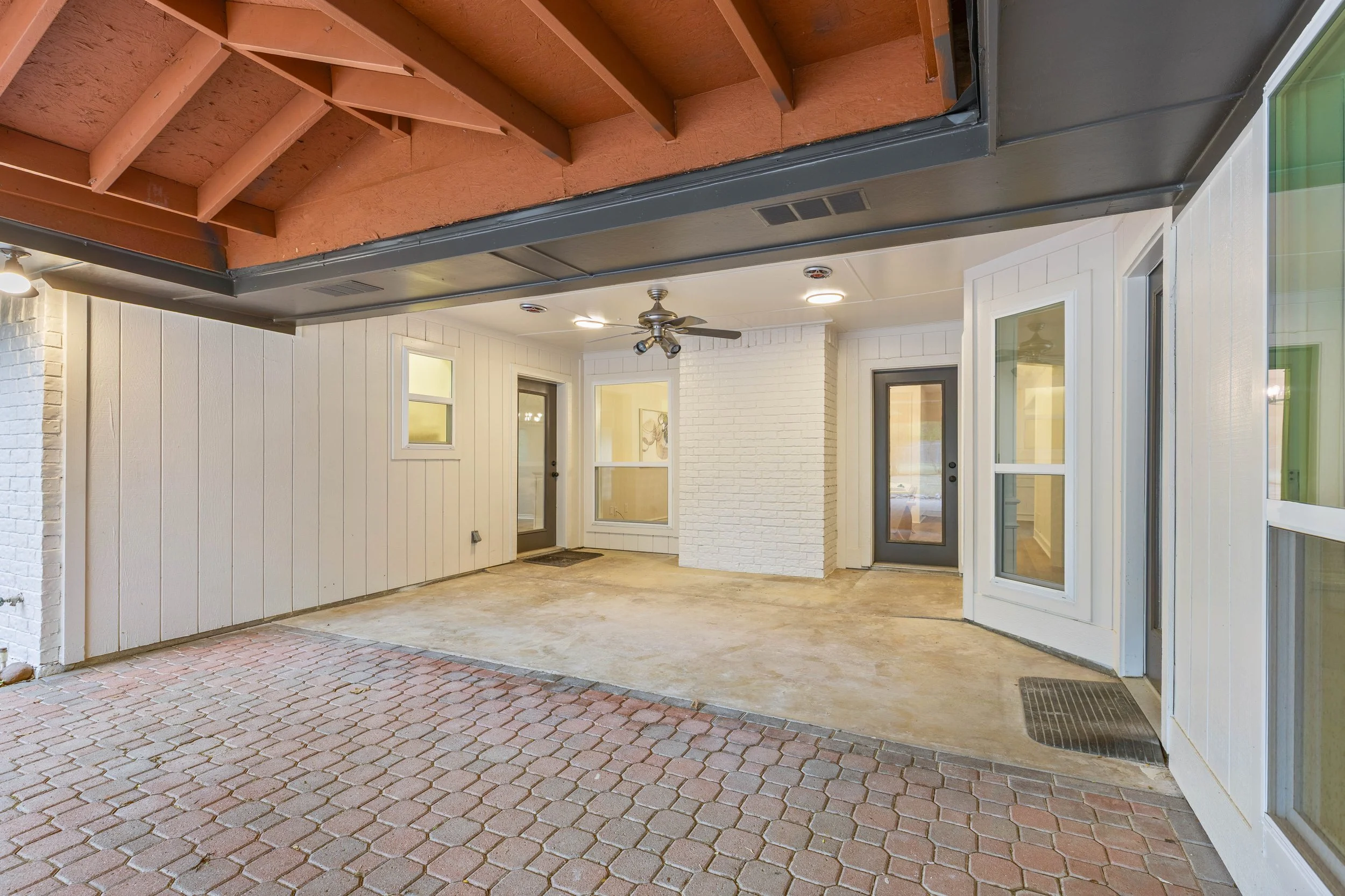 047 Back Porch - 2850 Oak Tree.jpg