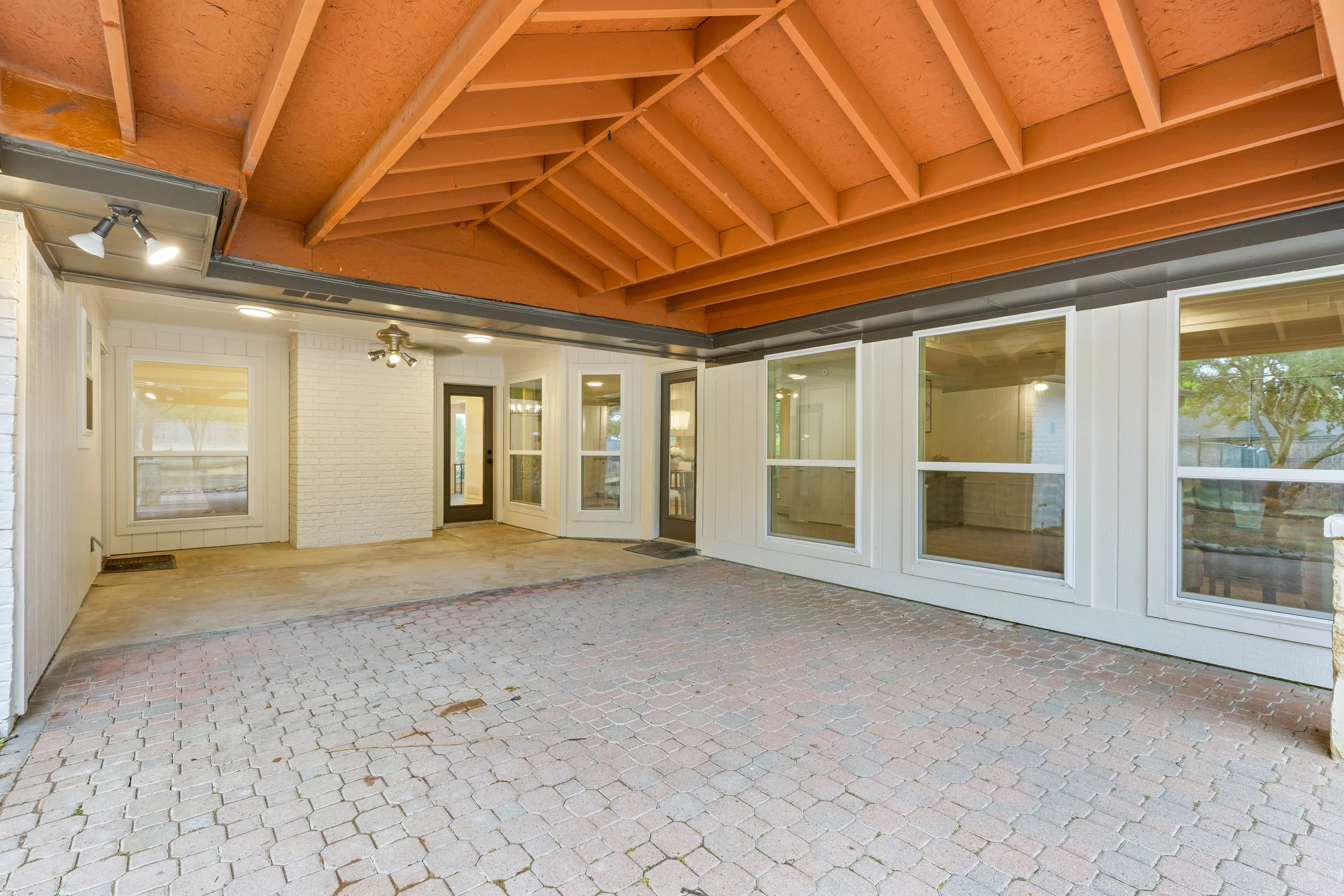 048 Back Porch - 2850 Oak Tree.jpg