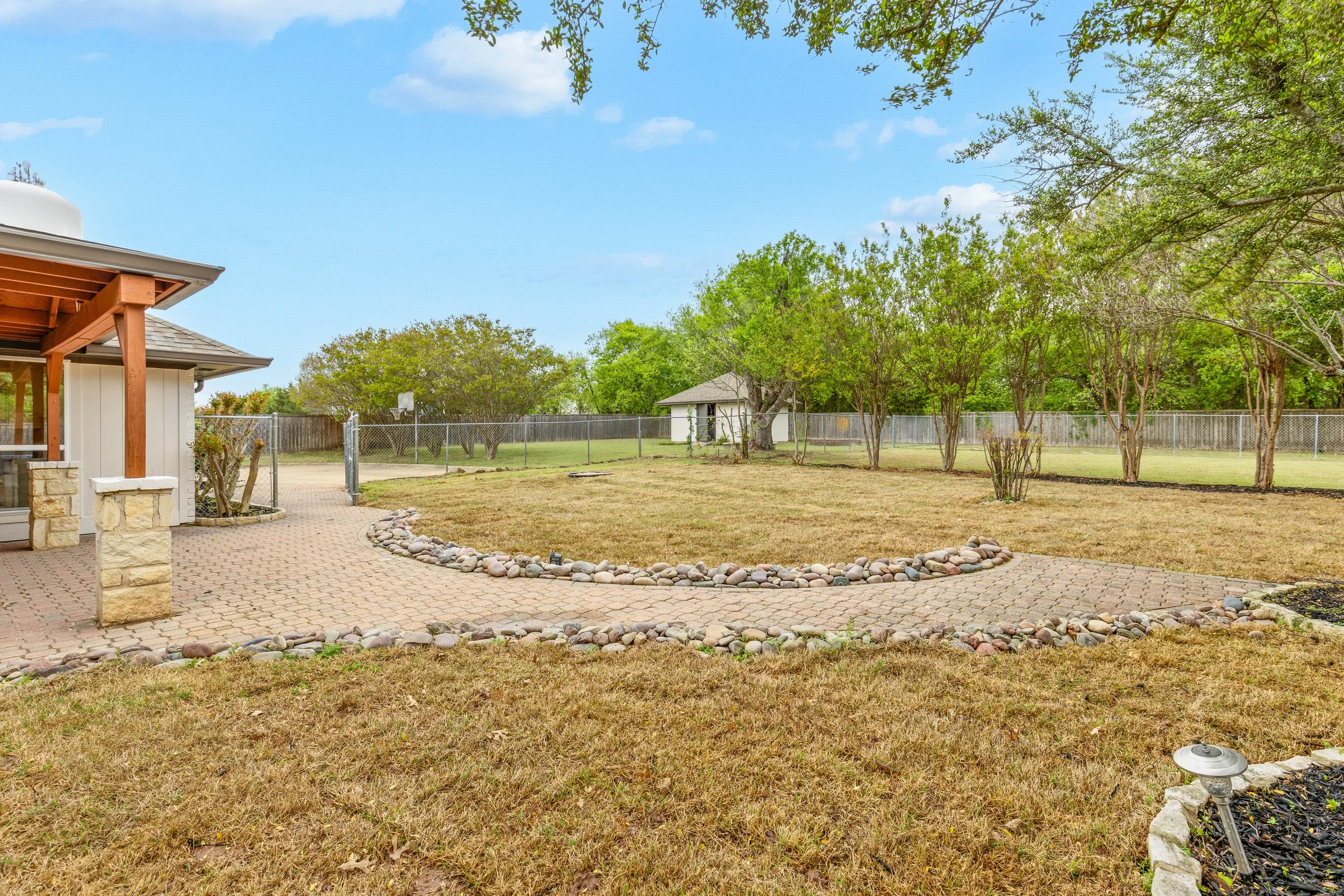 052 Backyard - 2850 Oak Tree.jpg