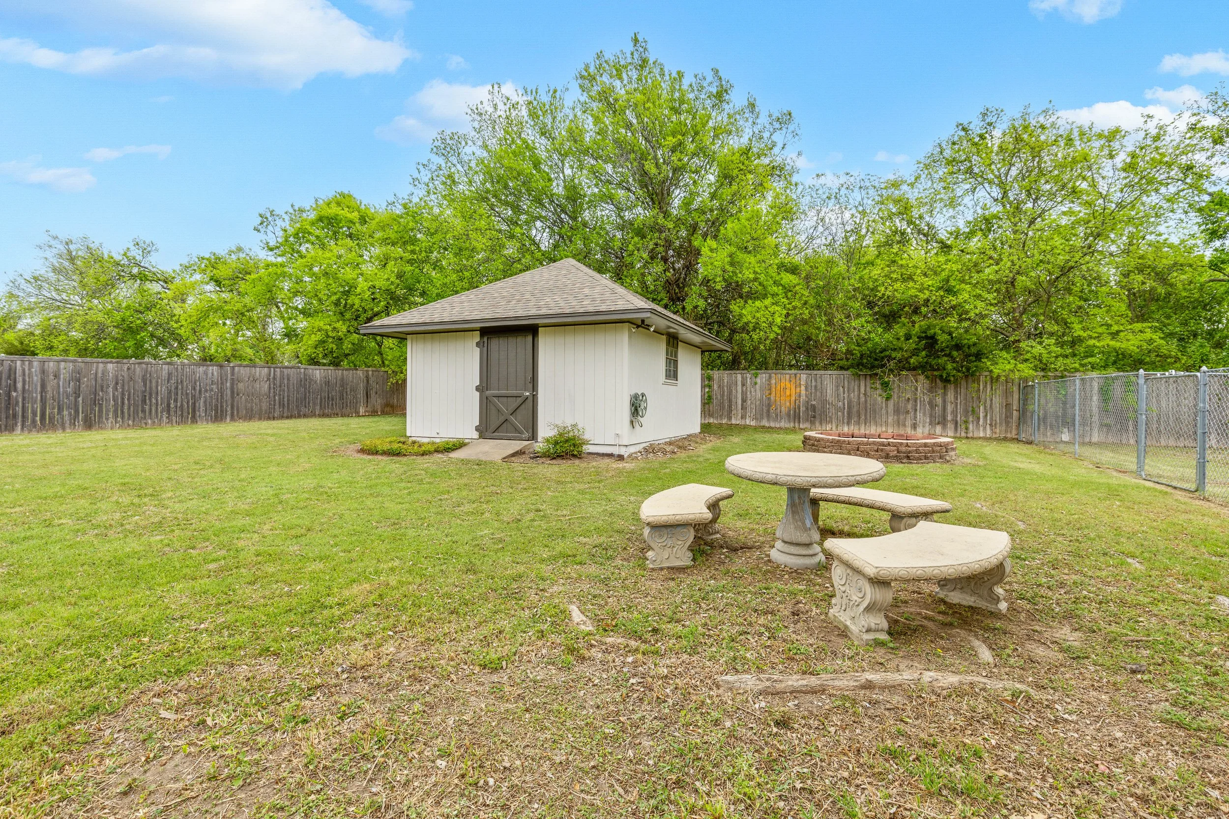 059 Backyard - 2850 Oak Tree.jpg