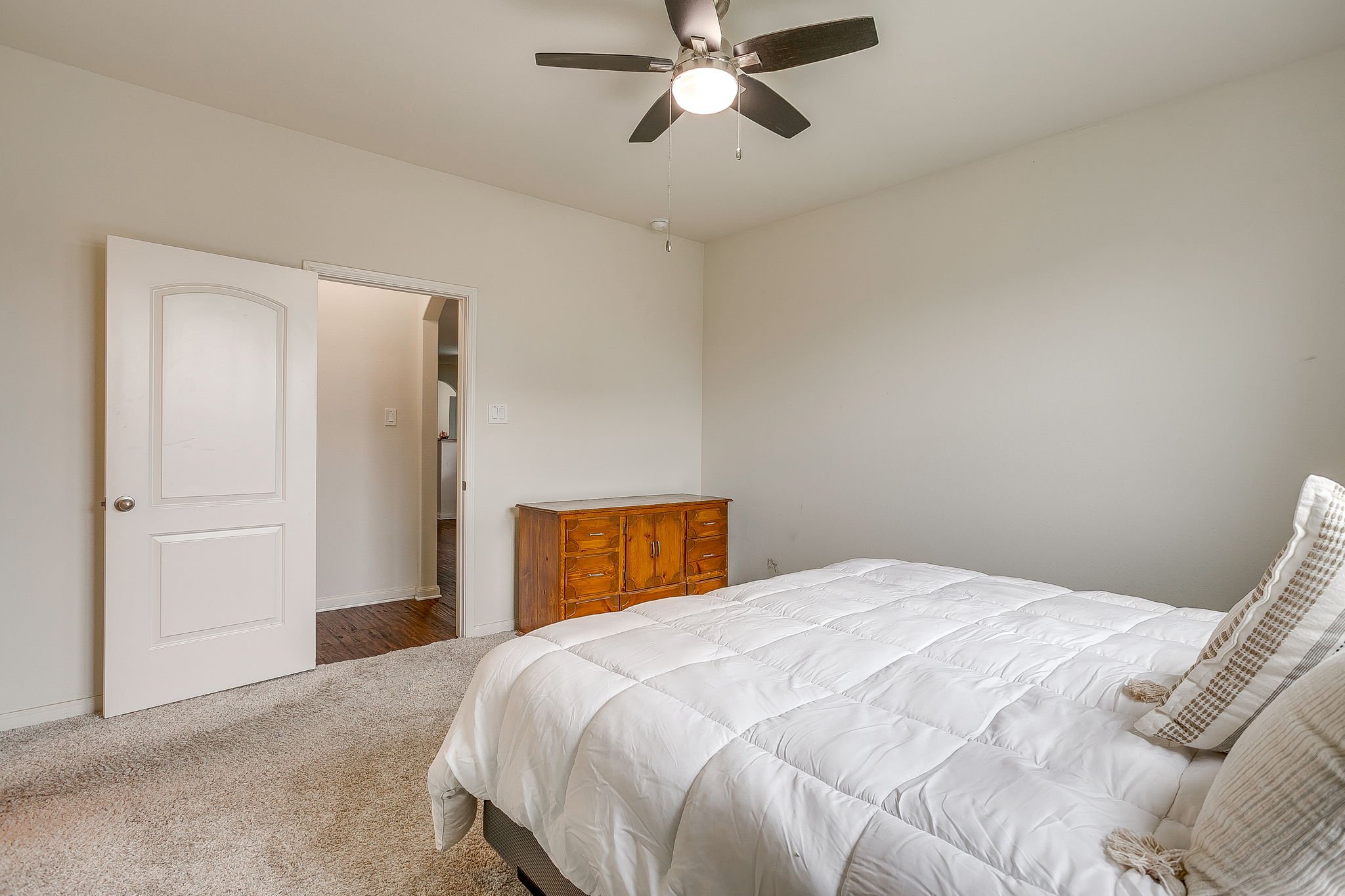 136 Kennedy Dr (25 of 46).jpg