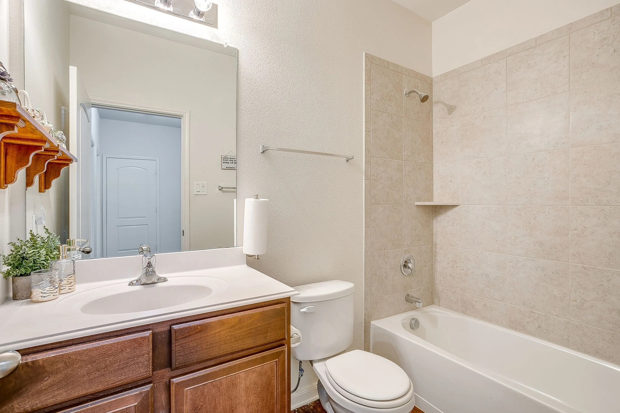 136 Kennedy Dr (37 of 46).jpg