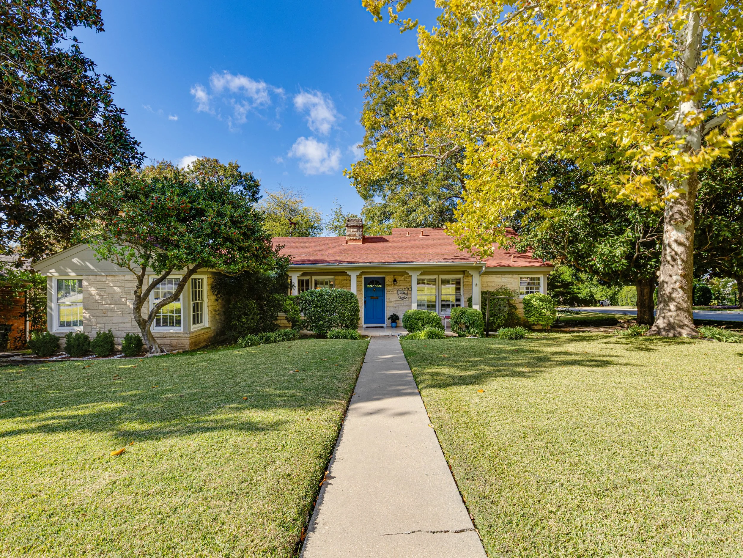 002 Front Yard - 2500 Boyd.jpg