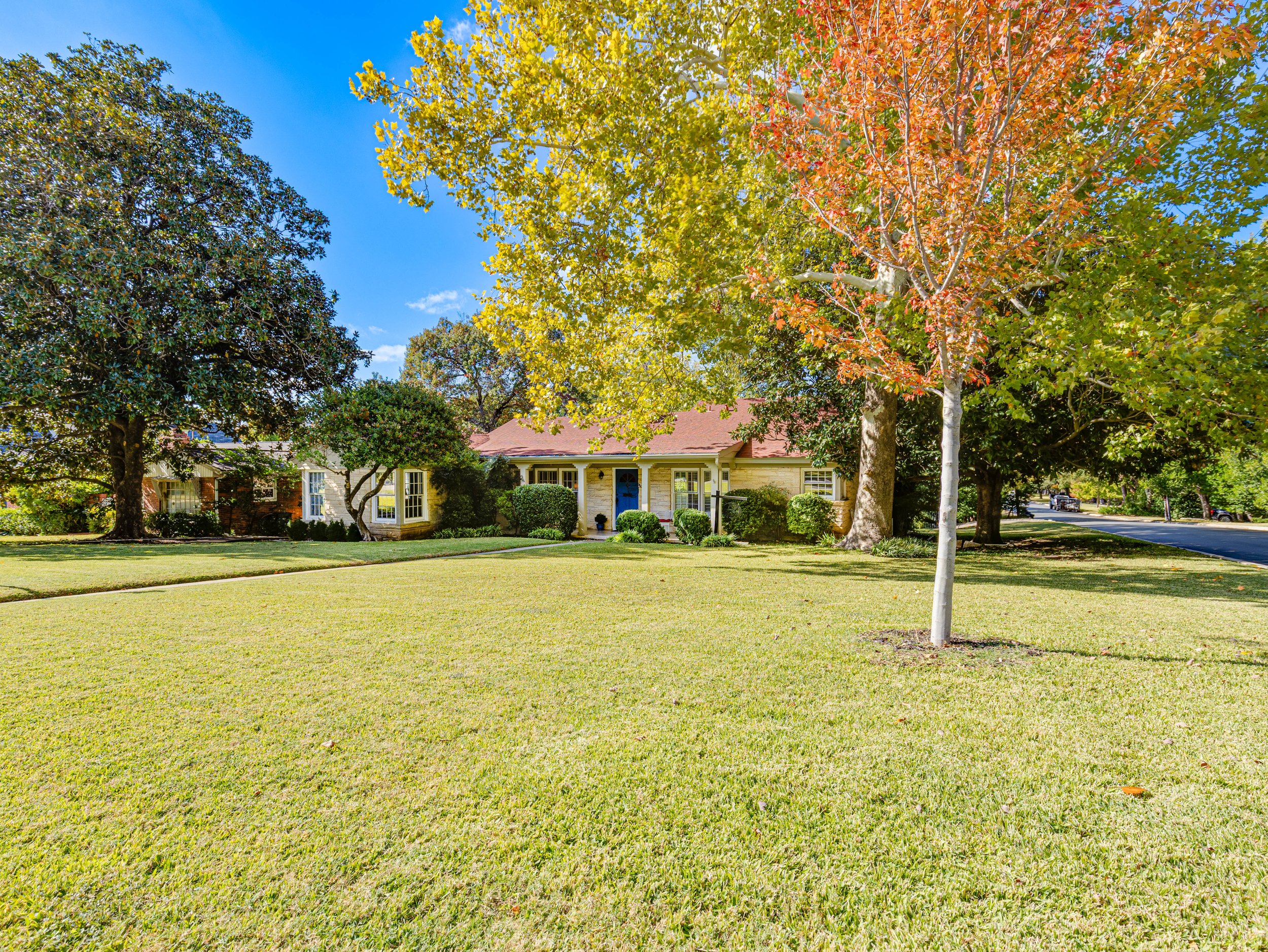 003 Front Yard - 2500 Boyd.jpg