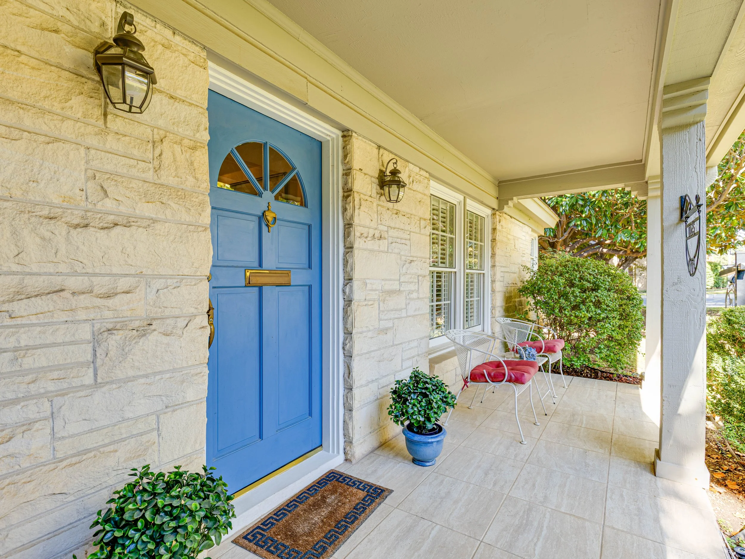 005 Front Porch - 2500 Boyd.jpg